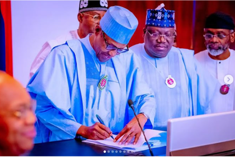 Breaking: Buhari signs the 2023 budget