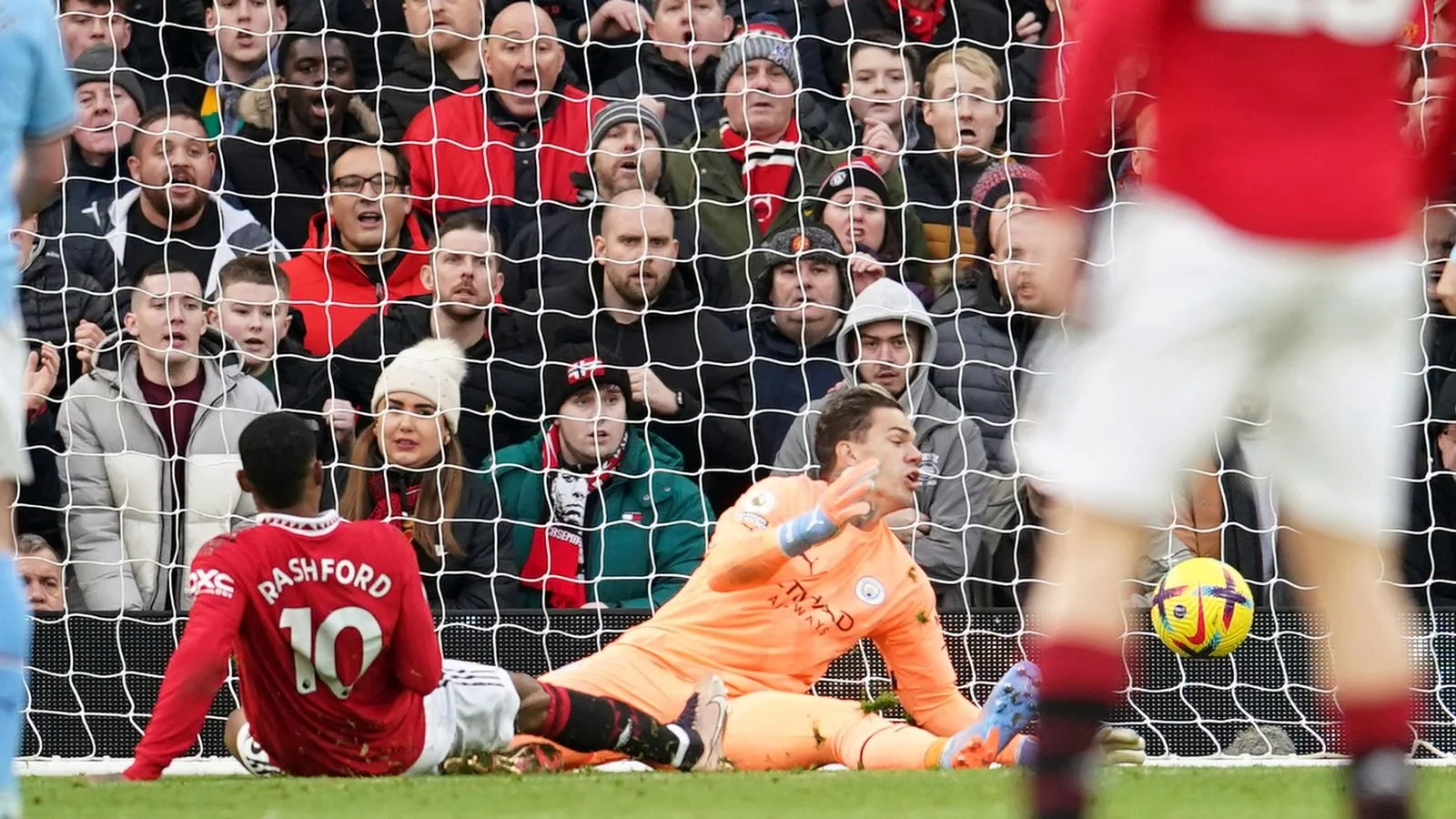 Rashford scores the game-winning goal as Manchester United defeat rivals Manchester City 2-1.