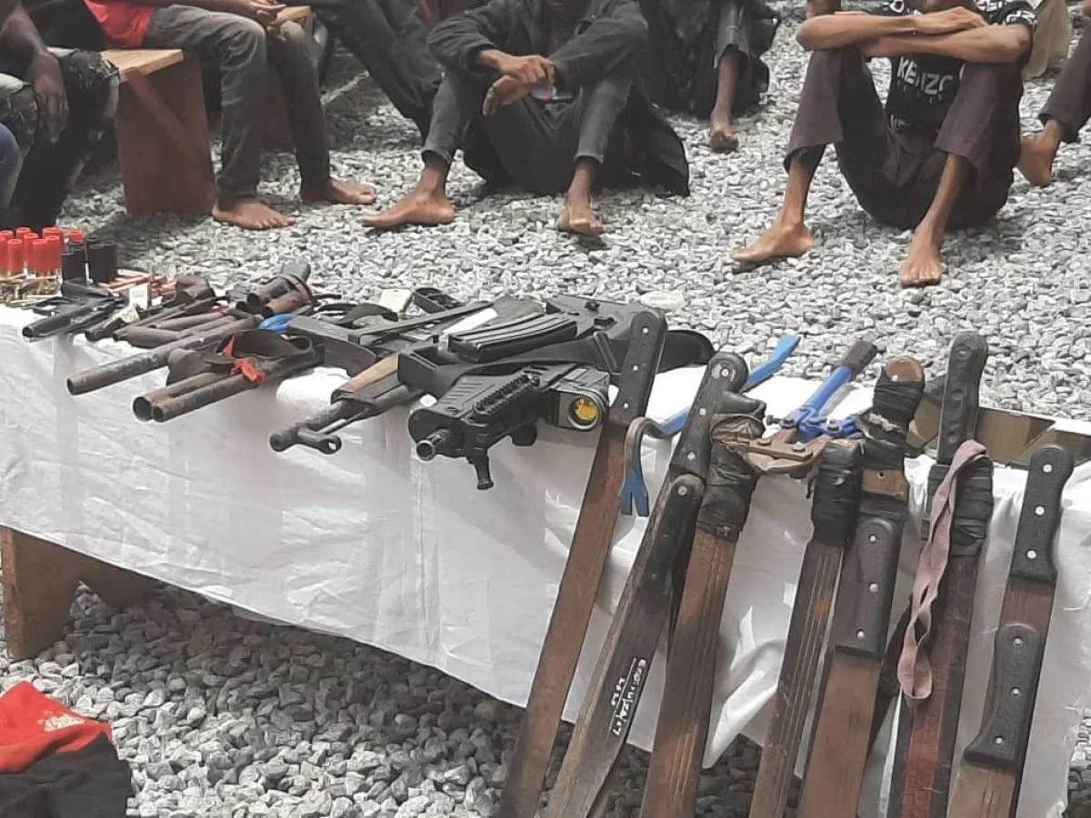 In Abuja, police capture a robbery syndicate and seize weapons.