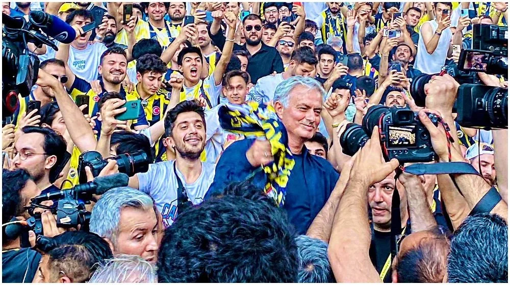 Jose Mourinho given rockstar treatment in Turkey after changing his skin to Fenerbahce shirt