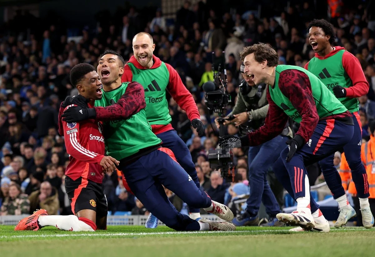 Manchester United Defeats Manchester City 2-1 in Thrilling Derby at the Etihad