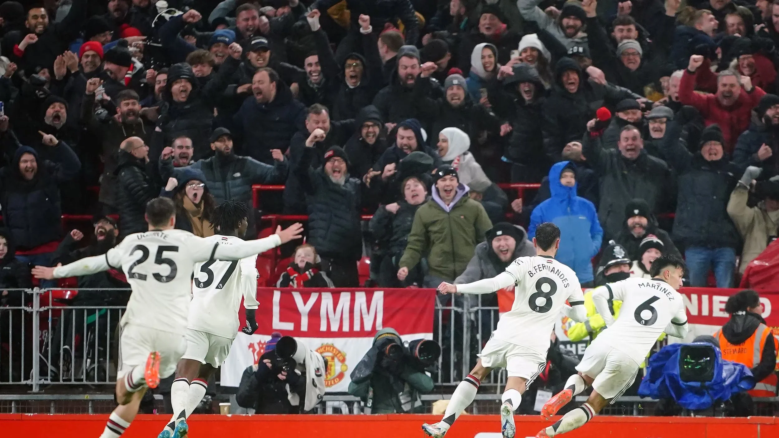 Liverpool Held to 2-2 Draw by Manchester United in Premier League Thriller