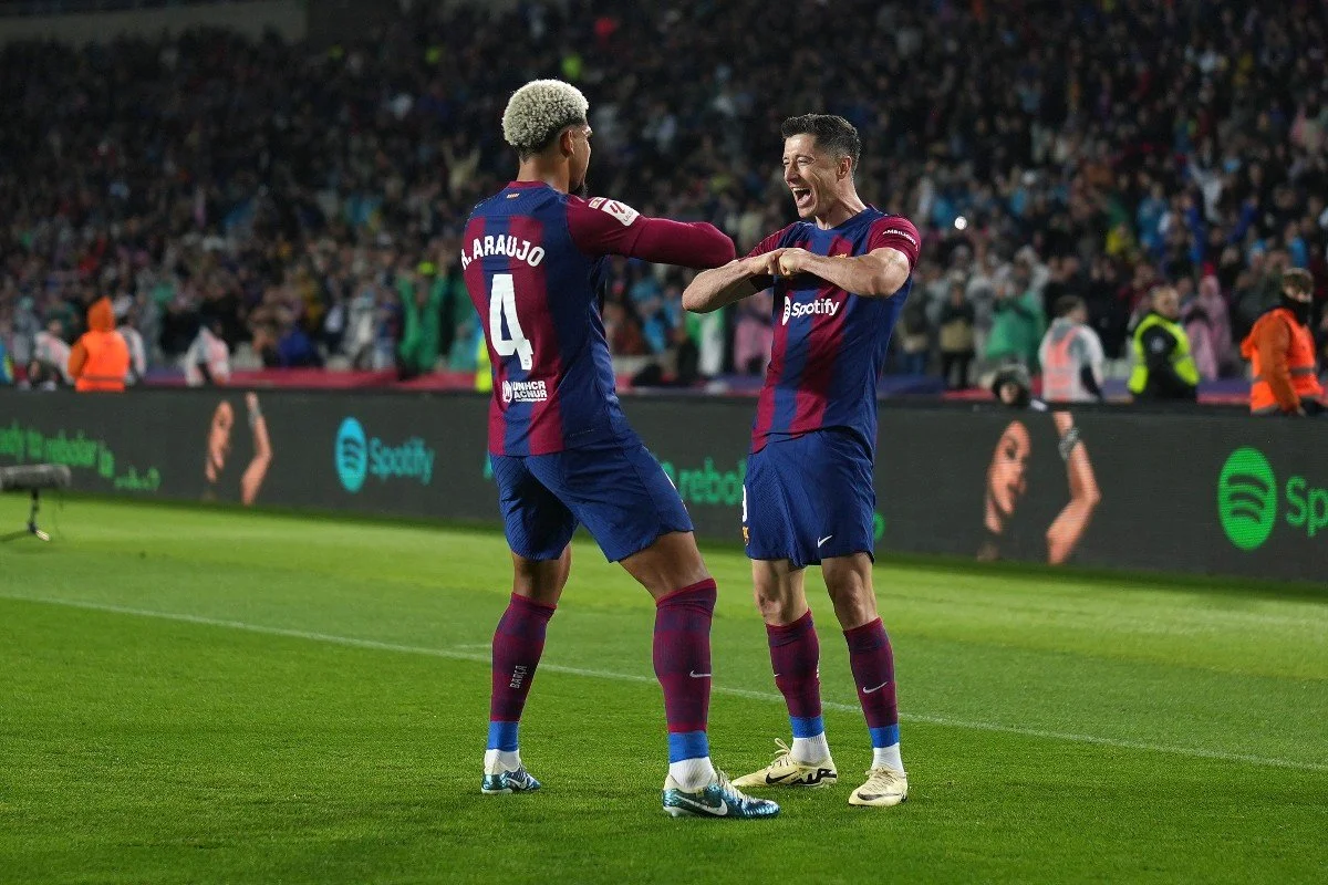 Lewandowski Urges Ronald Araujo to Commit Future to Barcelona Amid Transfer Speculations