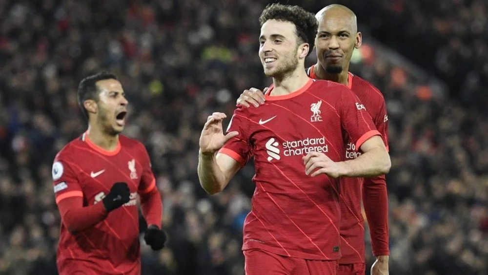 Arsenal Stun Wolves with Ten-Man Triumph, Stay in Liverpool’s Shadow