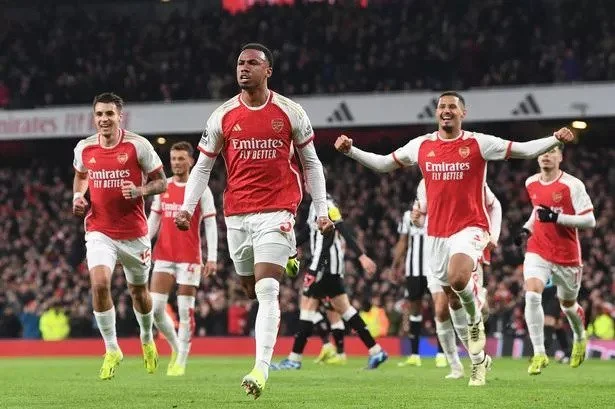 Arsenal Demolish Manchester City 5-1 to Close Gap on Liverpool