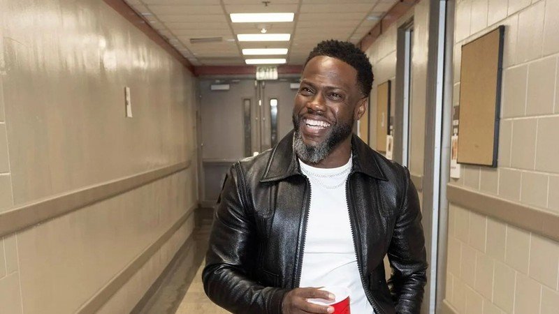 Kevin Hart Reveals Why He’s Ditching Jeans: “They Hurt My Knees and Waist”