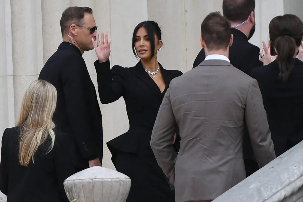  Kim Kardashian to Testify in Paris Over 2016 Armed Robbery — “Grandpa Robbers” on Trial Amid Tight Security