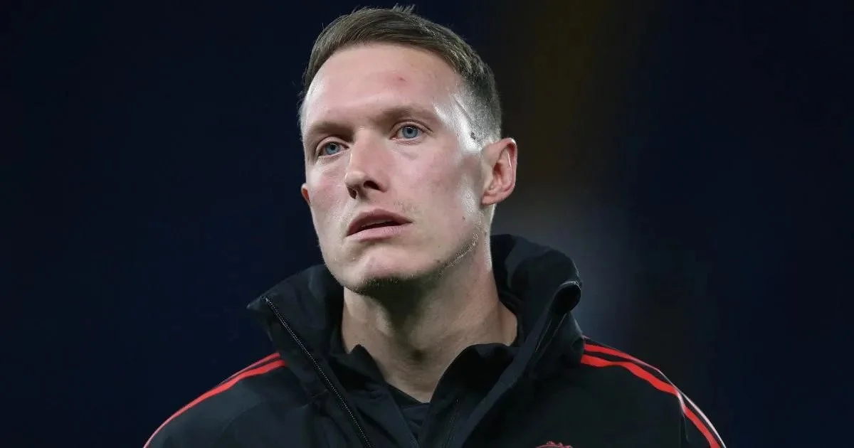 Phil Jones Backs Manchester United to Sign Emi Martinez for Ruben Amorim's Era