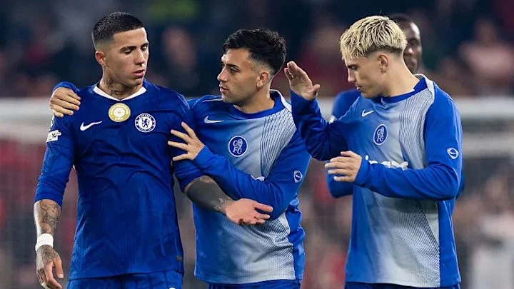 Chelsea Sweat Over Enzo Fernández Fitness as Midfielder Leaves Argentina Camp with Knee Injury