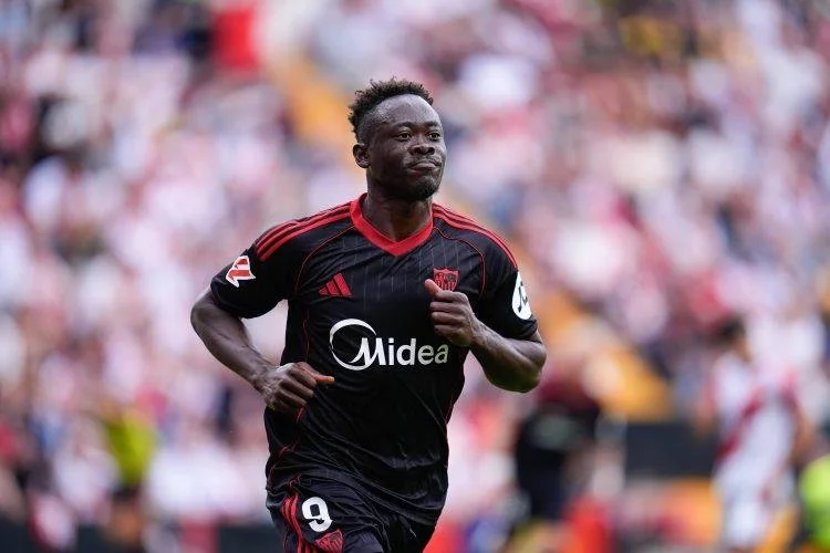 Sevilla Coach Almeyda Backs Akor Adams Despite Goal Drought and Fan Backlash