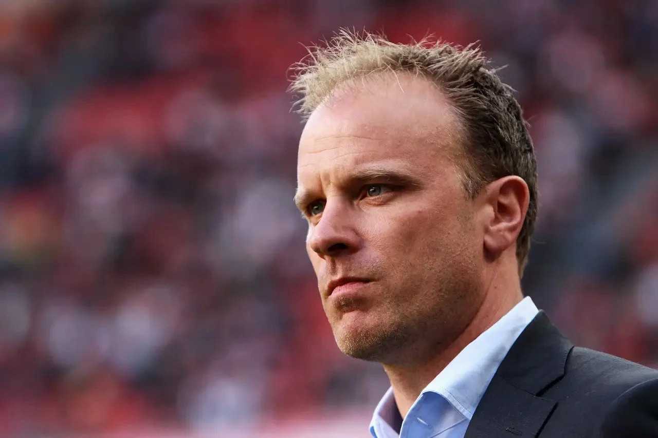 Dennis Bergkamp Urges Calm Despite Arsenal’s Title Advantage