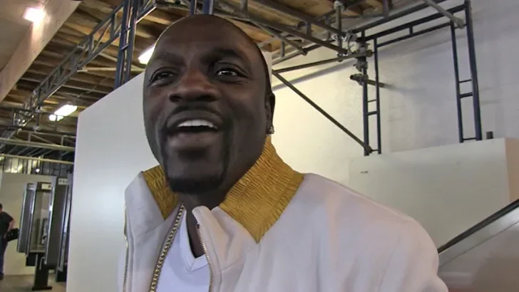 Akon Sparks Debate After Saying Multiple Relationships Made Life “Easier” Than Monogamy