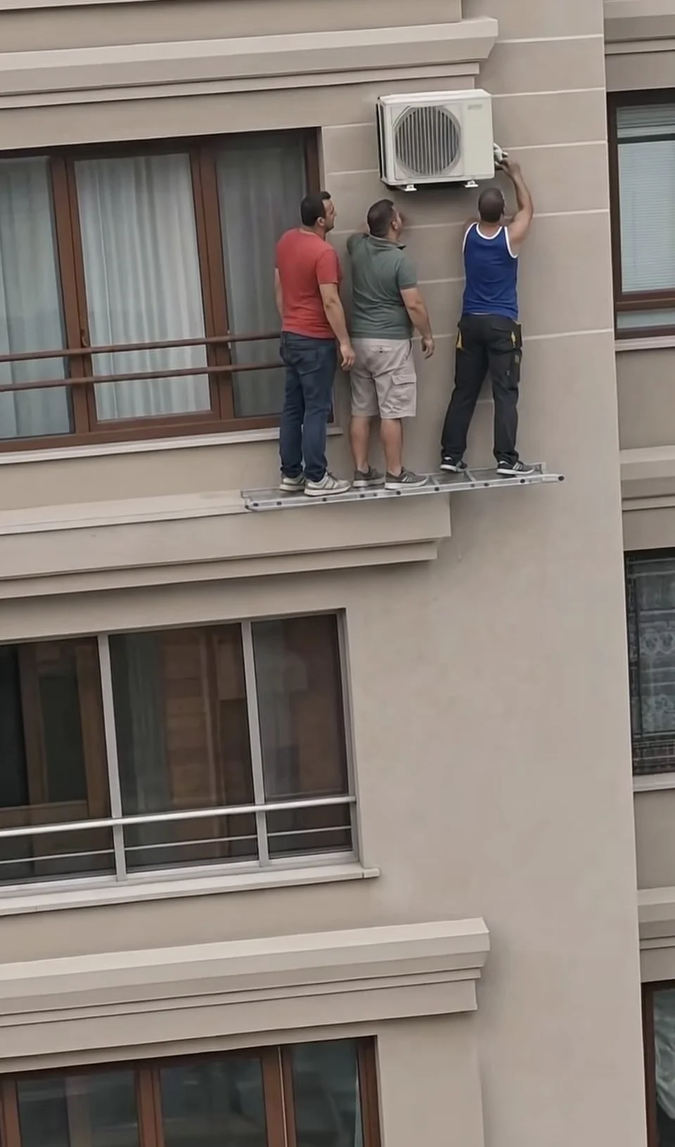 Viral AC Repair Video Sparks Debate Over Workplace Safety and Risk-Taking