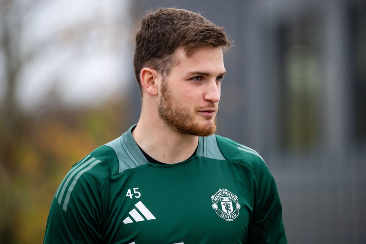 Manchester United Hand Goalkeeper Dermot Mee New Two-Year Contract