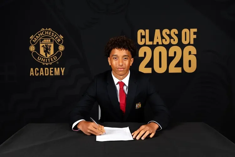 Nigeria-Eligible Defender Idris Fabiyi Signs First Scholarship Contract with Manchester United