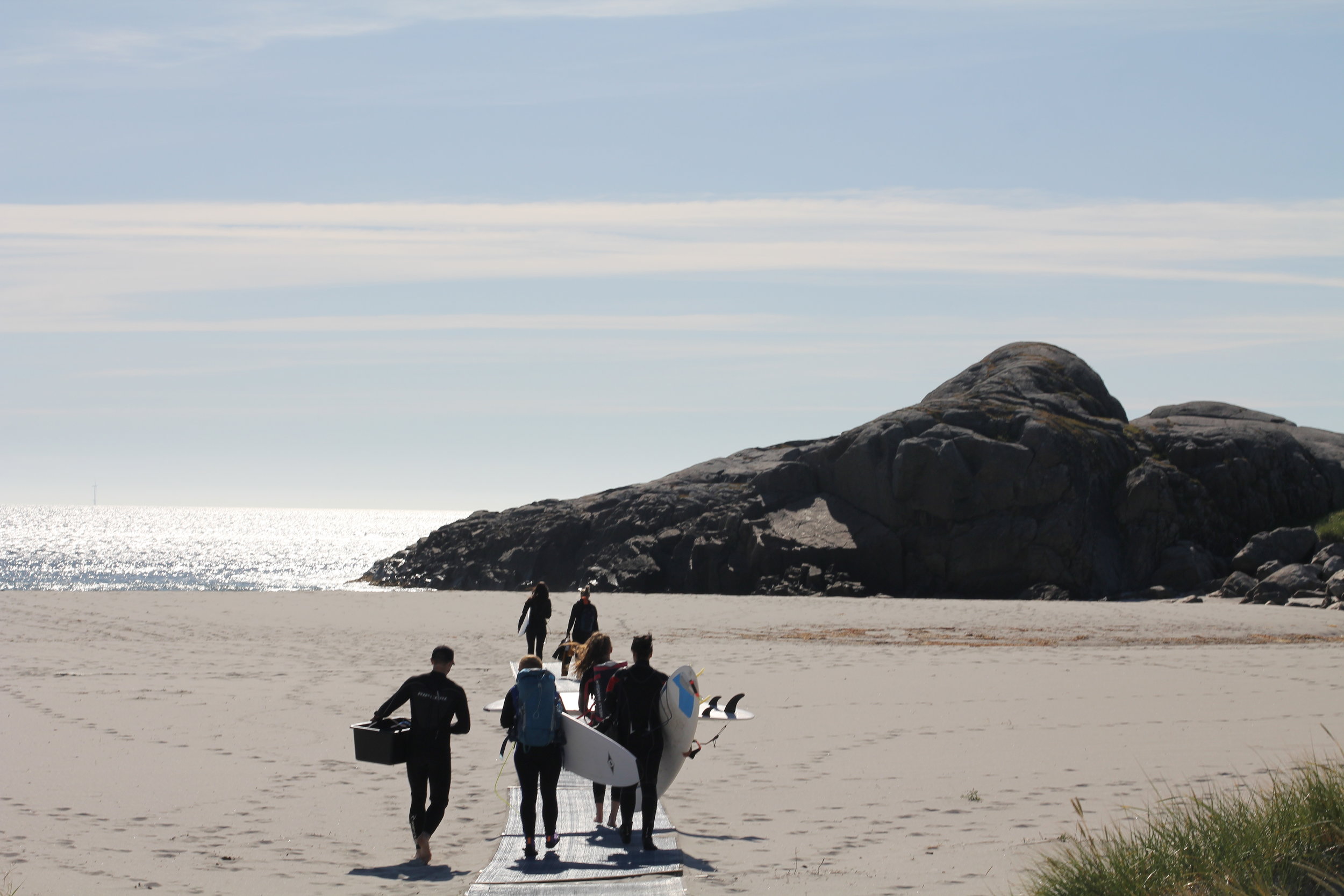 Mannskap gjør seg klar for surfekurs på Sandvesanden