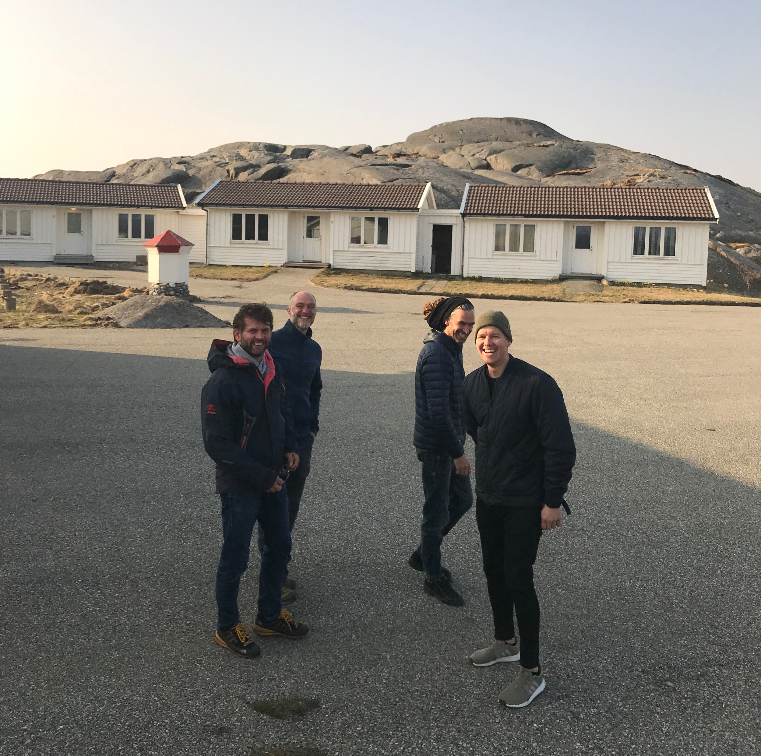 Grunnleggere og eiere av Skaarnesheimen Raw Ocean Lodge: Fra venstre: Øyvind Olson, Børge Gullesen, Bjørn Opheim og Jan Thomas Rantaniitty.