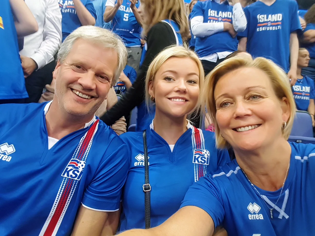 Hjónin og dóttir þeirra, Jóna Þórey, á leik íslenska karlalandsliðsins í körfubolta í Helsinki