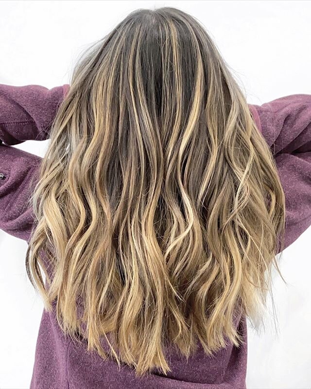 💫First time in 9 months doing @hollynagy balayage with @wellahairusa FREELIGHTS - @fanolaaus NO YELLOW shampoo @redken SHADESEQ 7n 7t root smudge melted into 10n 10vv through her ends.  Styling products @olaplex No6 and No7💫