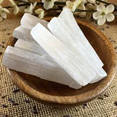 dd06c1174a2b0c043f658801c089eedf--selenite-crystals-healing-crystals.jpg