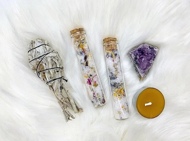 *GIVEAWAY ALERT* Rise &amp; shine loved ones! It&rsquo;s been too long since we did one of these 🌞&bull;
To win this ritual kit: &bull;like this post &amp; tag 2 friends
&bull;be sure you follow us @mahinanroux! &bull;2 extra entries if you&rsquo;ve