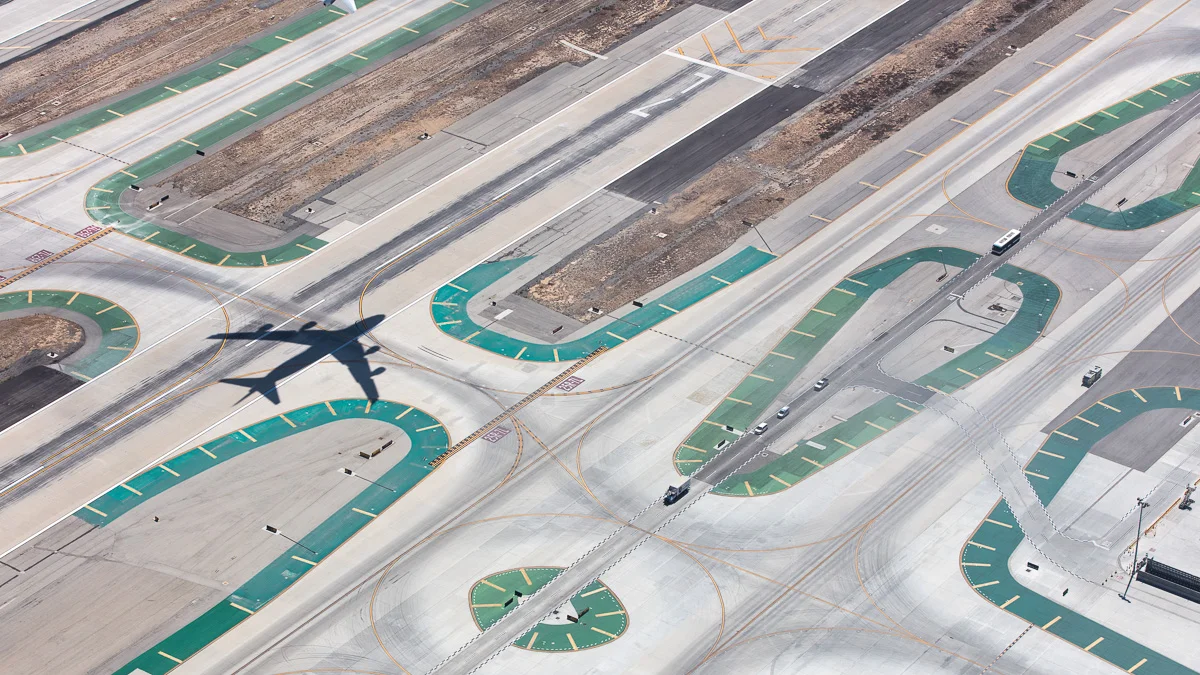 747 Runway 25R