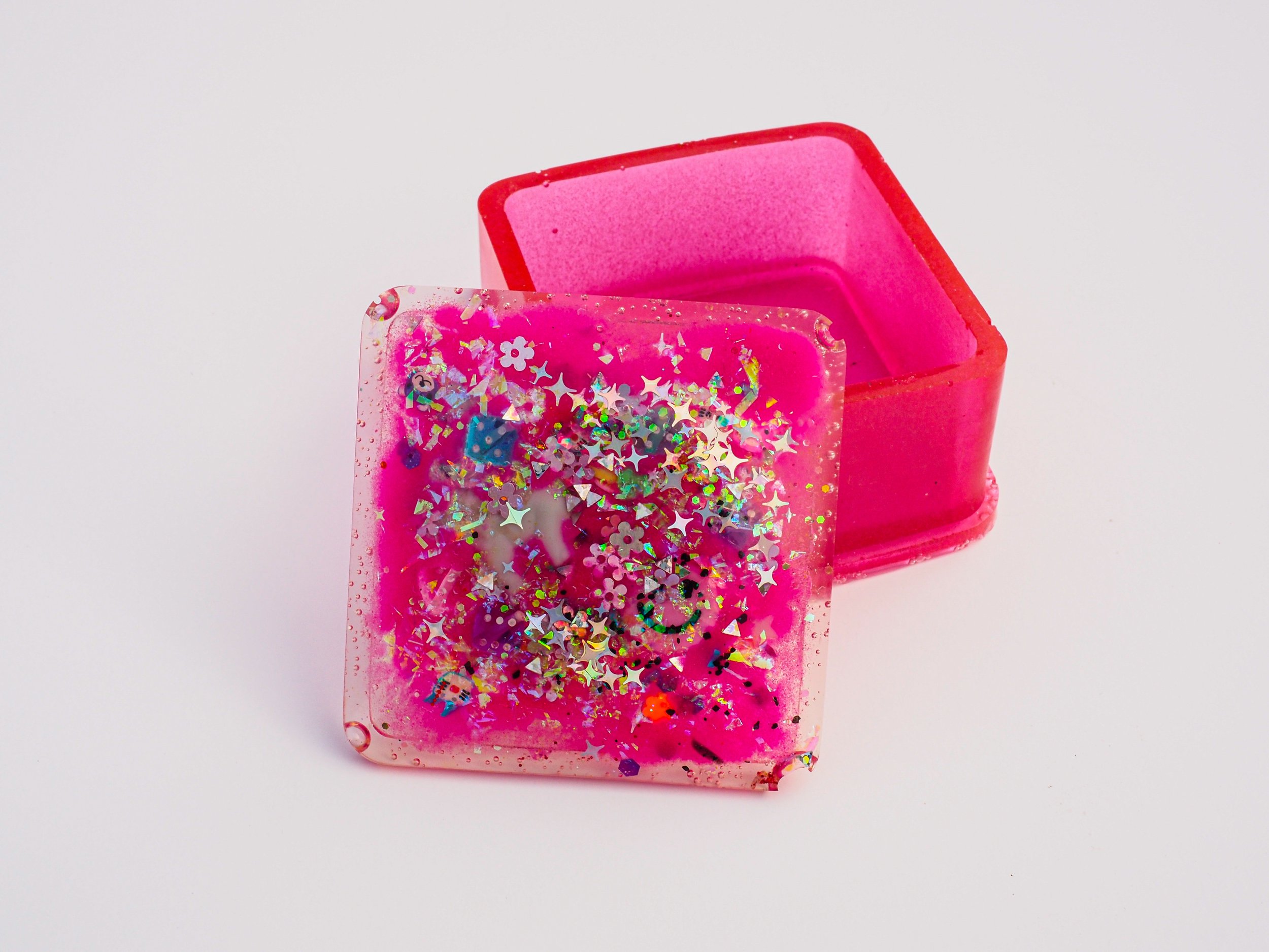 swuare box with pin glitter 4.jpg
