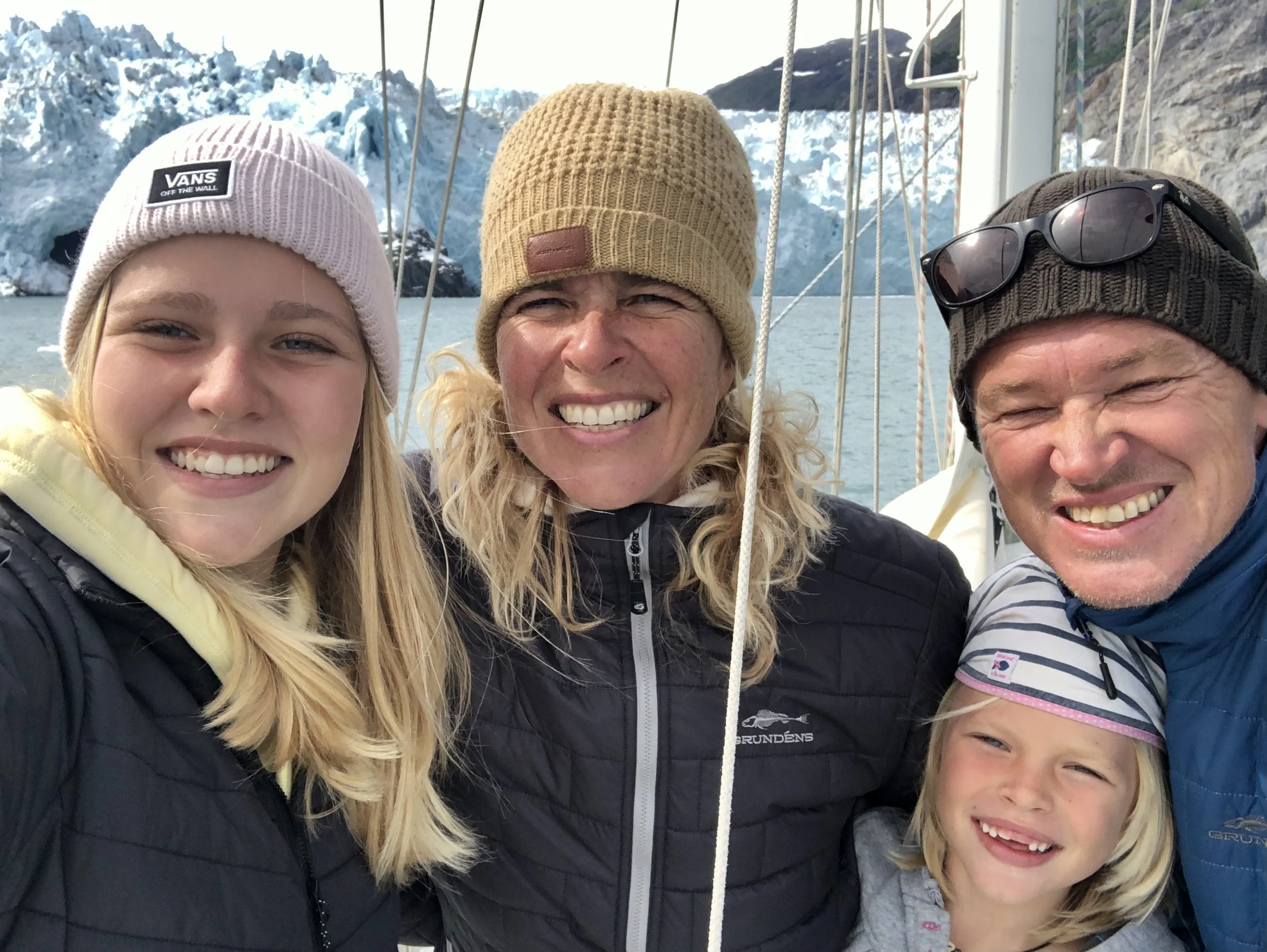 Voor een gletsjer in Alaska.JPEG