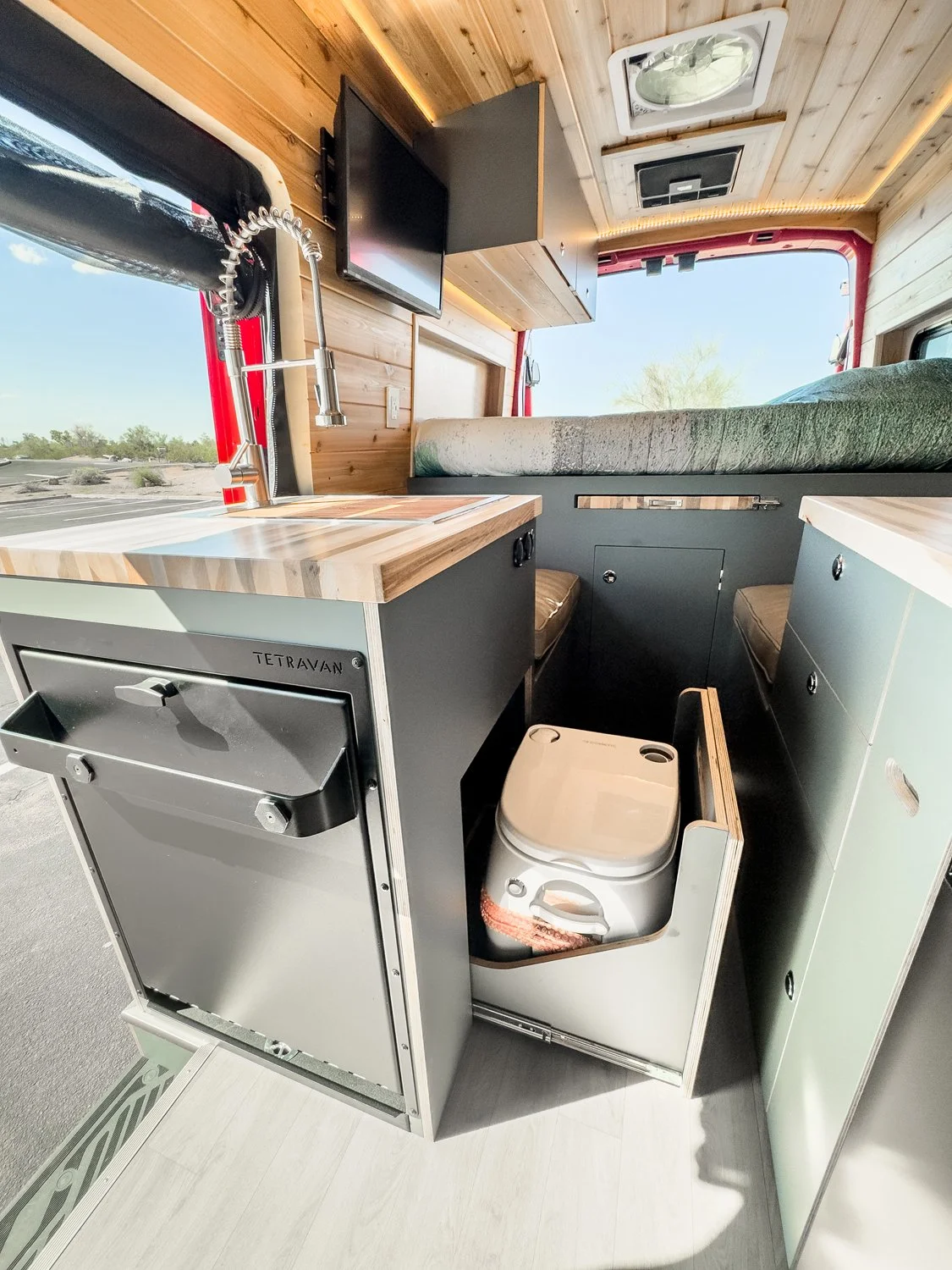 9-boho-camper-vans-ford-transit-148-desis-place.jpg