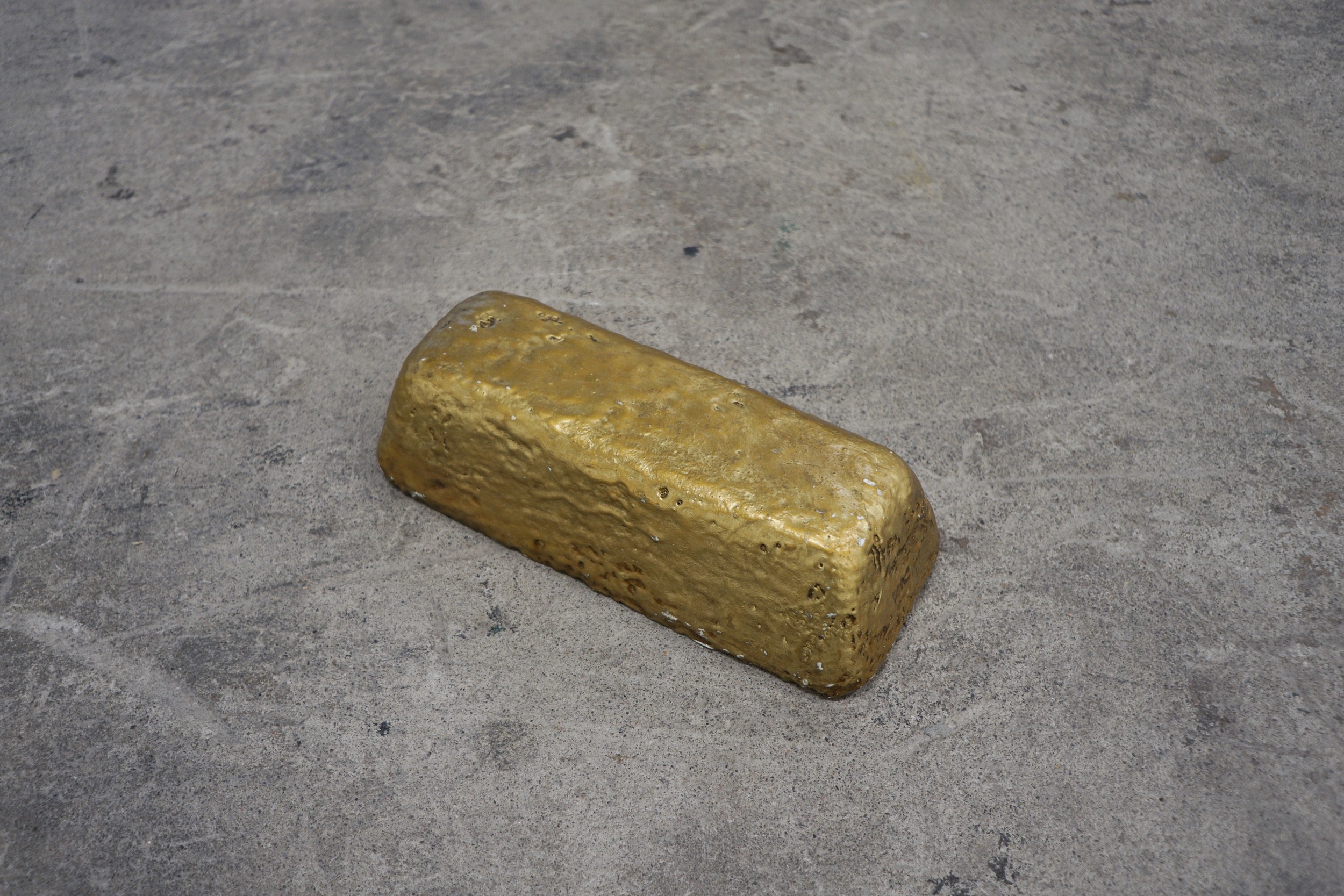  Anthony Discenza  Untitled (Gold Brick) , 2017 Cast resin fold brick used in unknown film production 