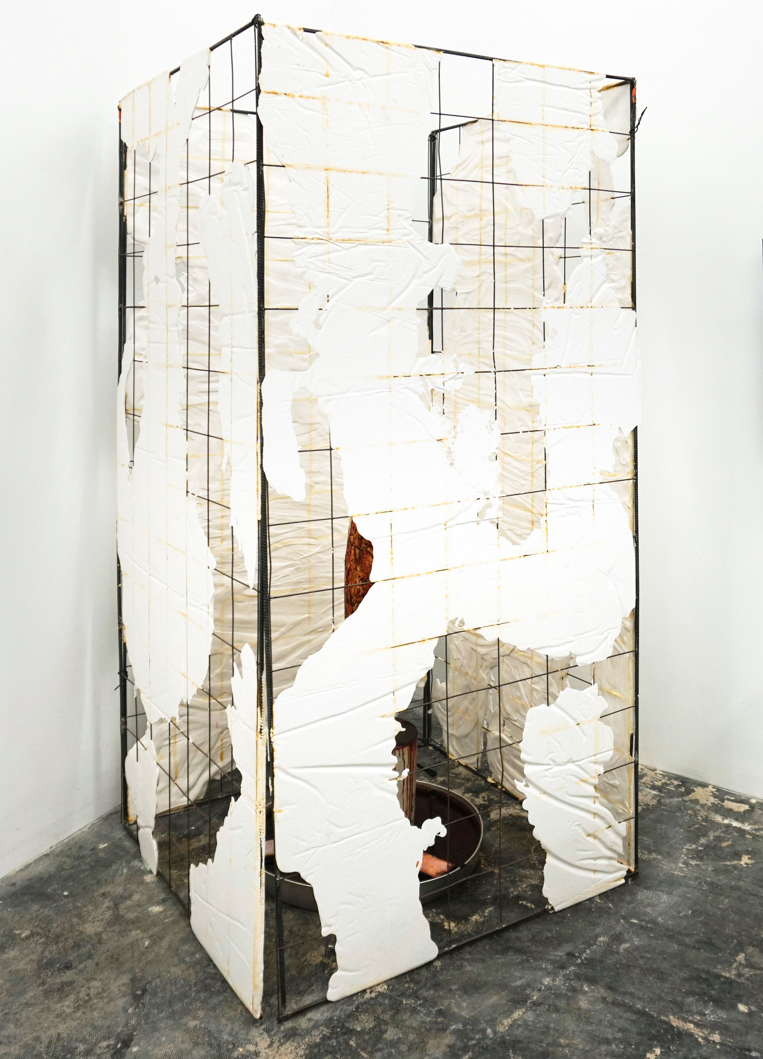  Timo Fahler  pájaro en penetraveis , 2017 Hydrocal, steel, hay, and water pump 44 x 44 x 84 inches 