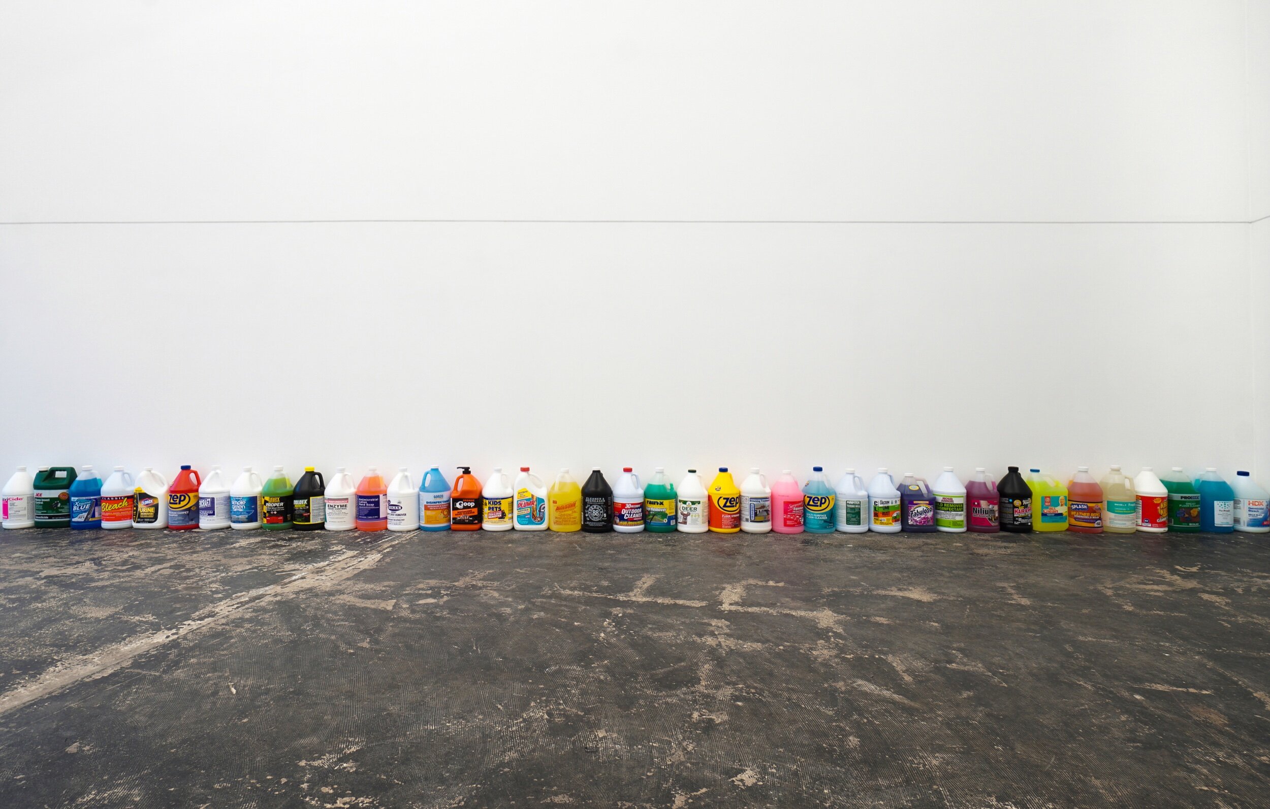  Anthony Discenza  The Heat Death of the Universe and Other Stories , 2007 1-gallon containers of various liquid products Dimensions variable   Un’opera intrisa dei luridi colori dell’arcobaleno di un mondo inquinato (A work imbued with the lurid rai