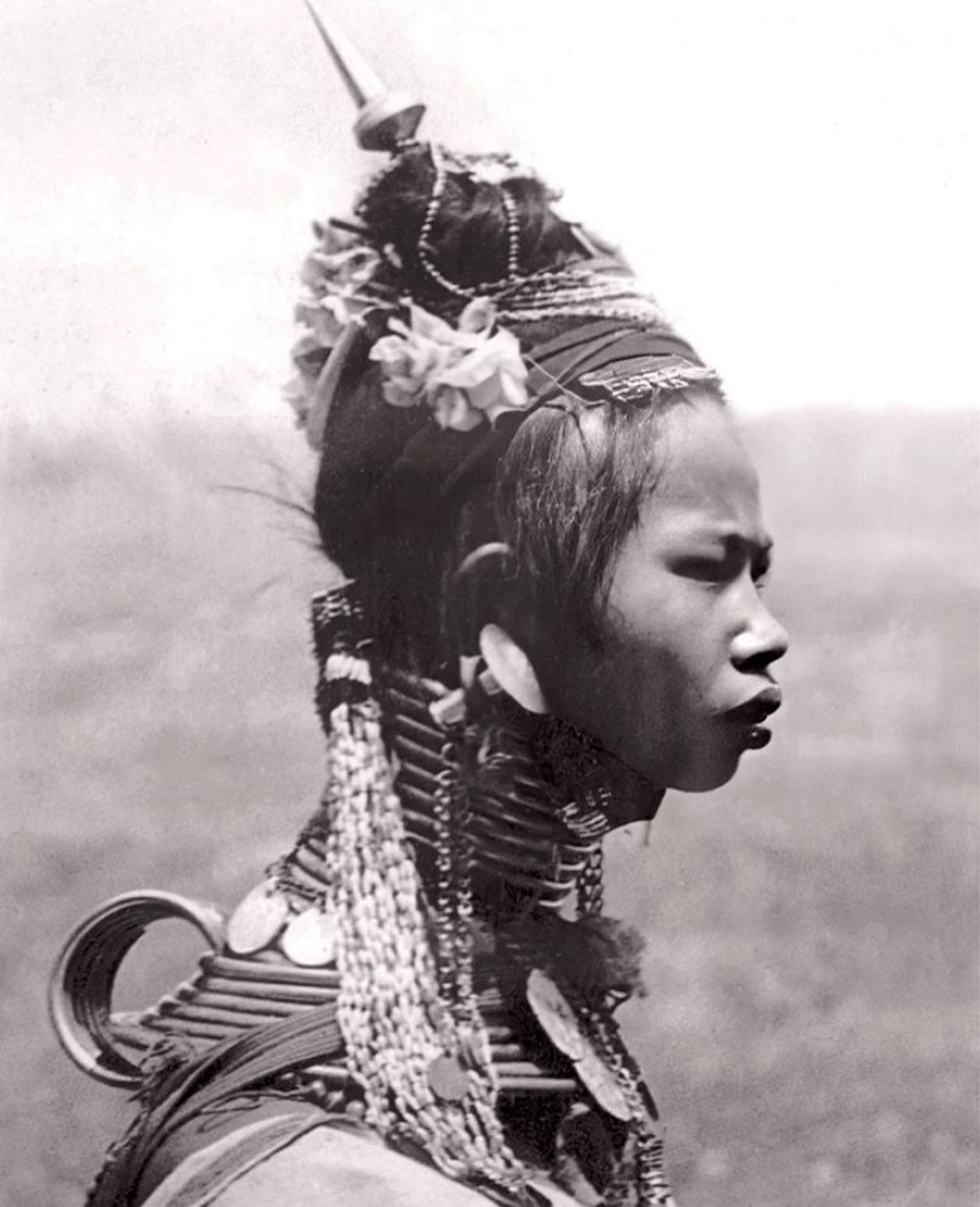 A Kayan Lahwi woman photographed in the 1920s wearing neck rings (first photo).
&bull;
The second photo was taken in 1950, and the third photo shows a Kayan woman who had her neck rings removed in the early 2000s.
&bull;
The Kayan are a sub-group of 