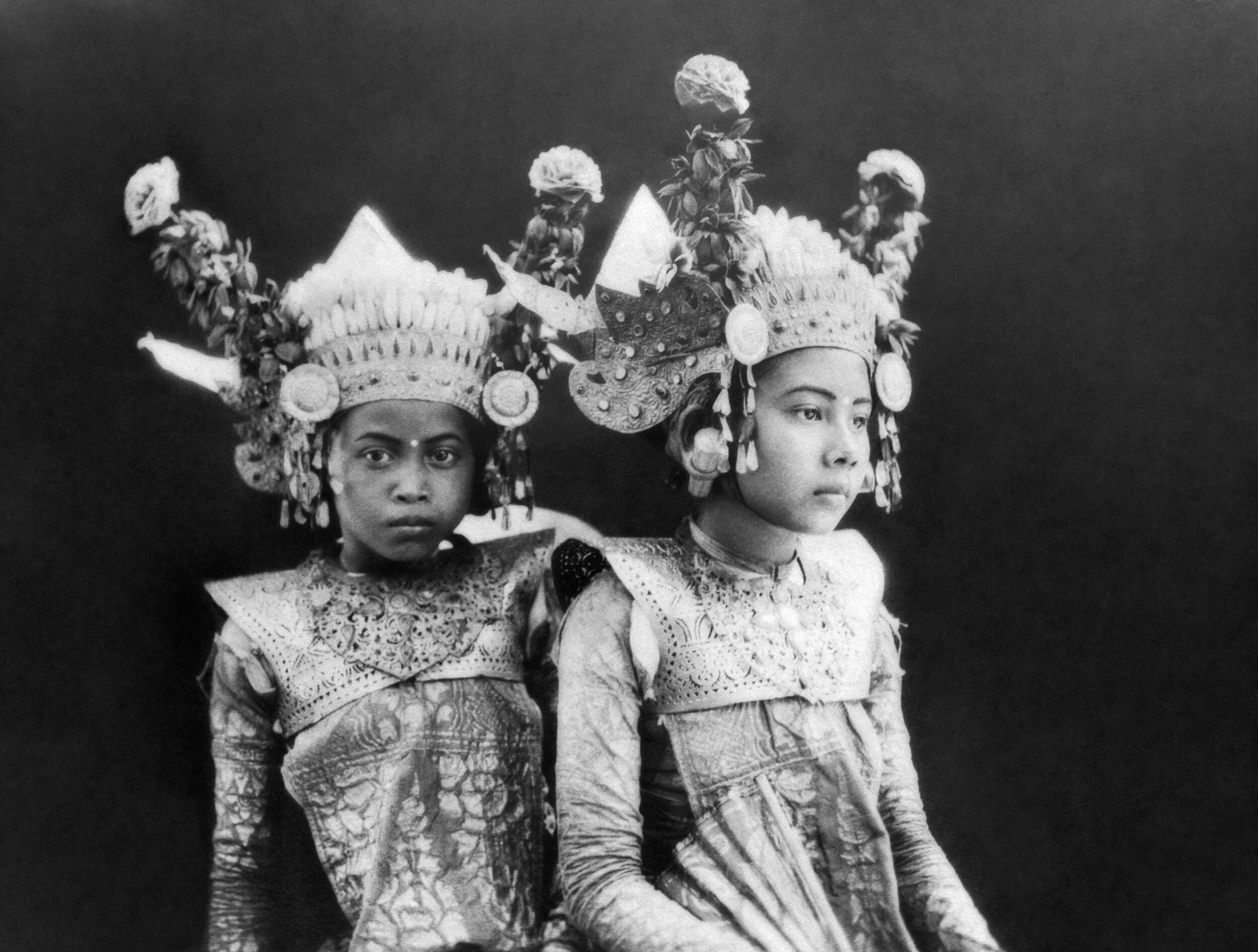 COLLECTIE_TROPENMUSEUM_Portert_van_twee_jonge_Balinese_danseressen_TMnr_10004678b.jpg