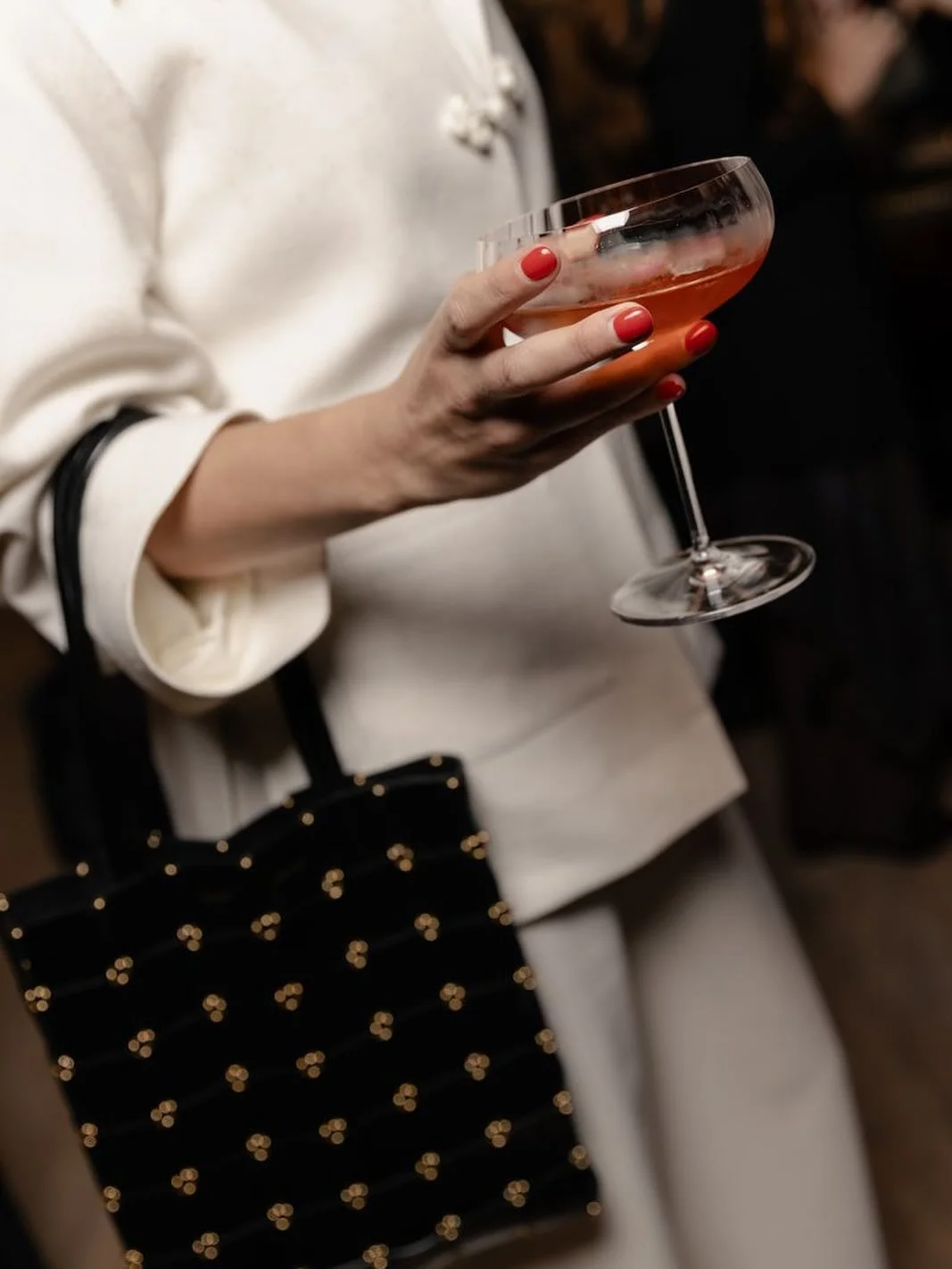 Fig Negroni looking very chic via @salonself_