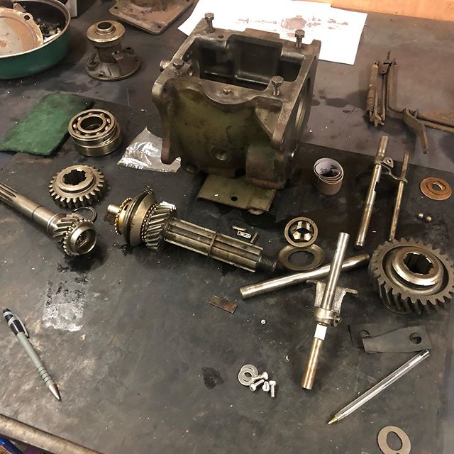 I can&rsquo;t remember how many years ago I pulled this apart... 😂🤪#jeep #gearbox #enginerebuild #restorationproject #willysjeep #oliverstravels2011 #challenge