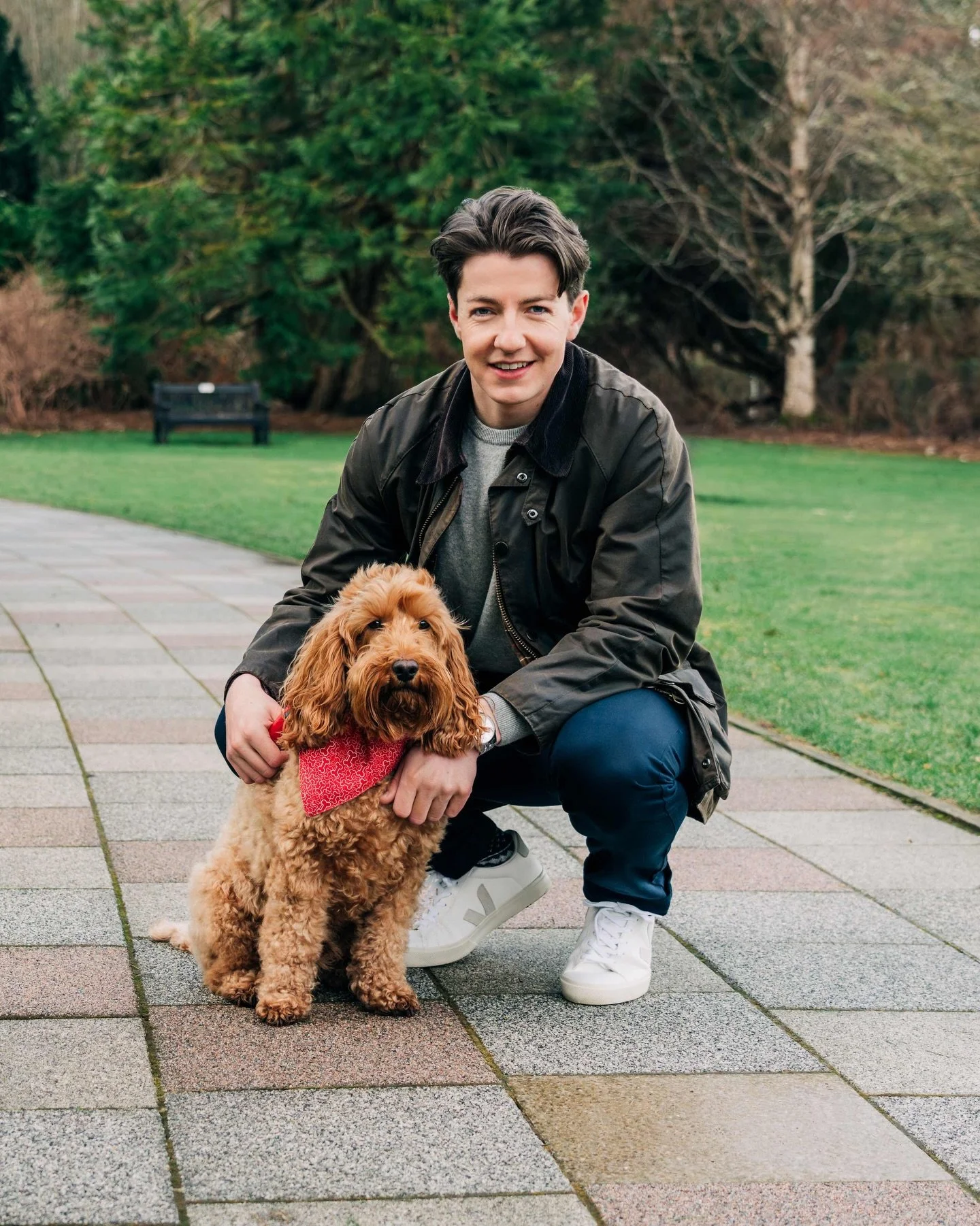 I truly admire all those people who go out walking their dogs on these rainy and windy days. In weather like this, you absolutely can&rsquo;t use an umbrella, and yet I see pet owners bravely walking in the cold, completely soaked, fighting the wind,