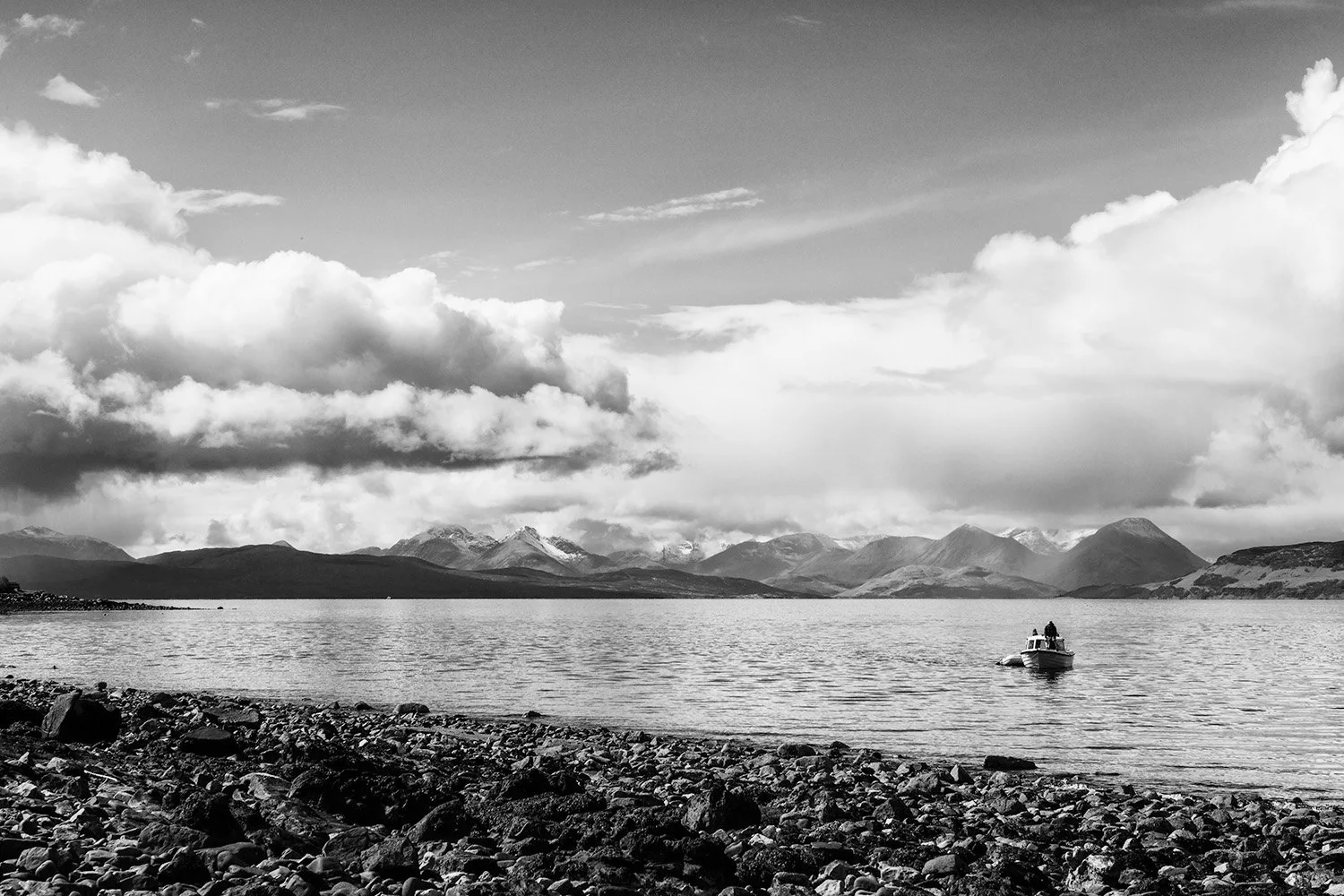 A boat in a lake with mountains in the back. Leticia Gaidon Bradford Photography - Headshots - Personal Branding - Images for website - Corporative Photos - Content creation - Blog - Blogger