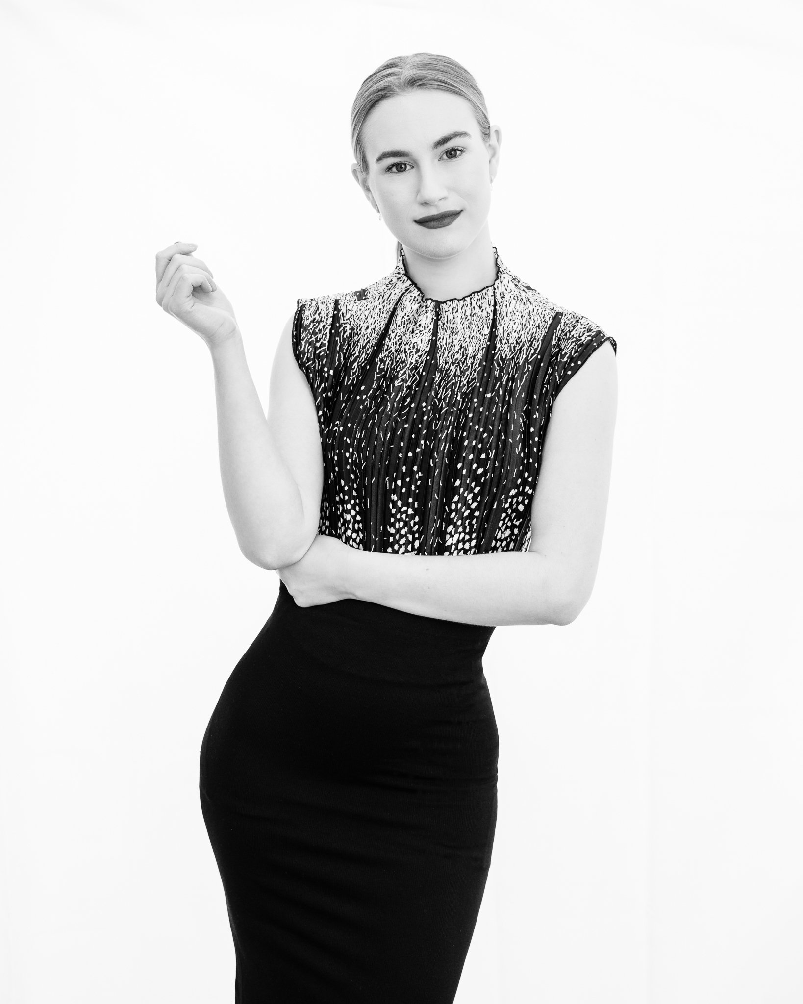 Woman stand up and looking at the camera - Leticia Gaidon Bradford Photography - Aberdeen and Aberdeenshire Photographer - Corporative Photos - Headshots - Personal Brand - Dating App Profiles - Brand Universe - Blog