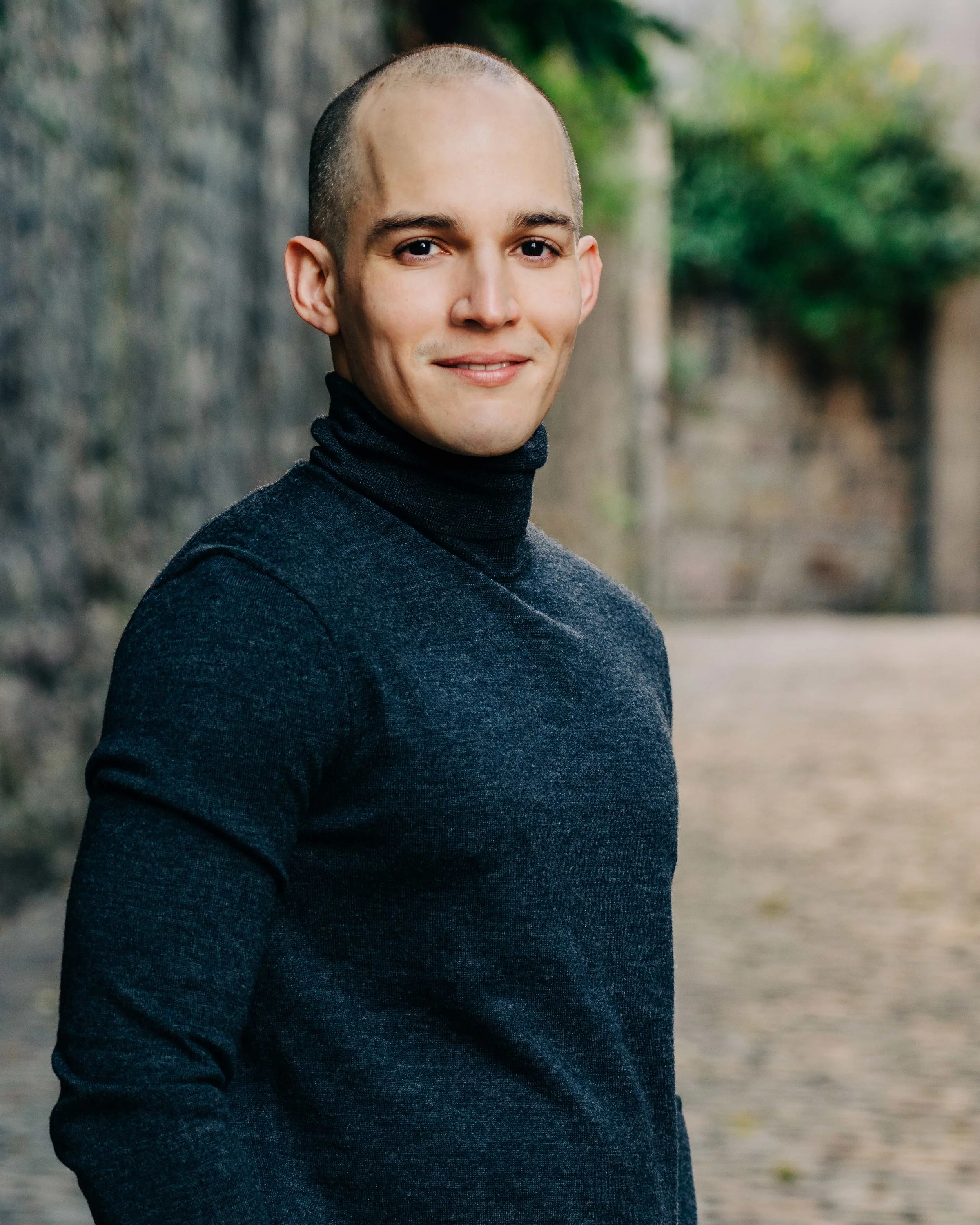 Man looking at the camera and smiling. Aberdeen Photographer - Leticia Gaidon Bradford Photography - Headshots - Contemporary portraits - Brand Photography - Personal Brand - Boudoir - Datin App Profiles - Blog