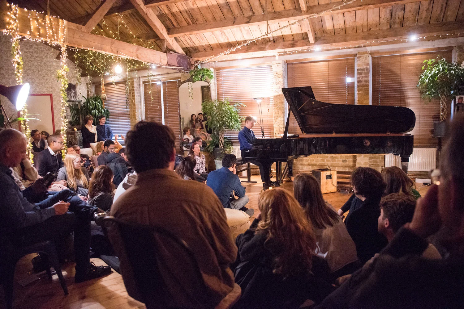 DEBUT+at+Shoreditch+Treehouse,+secret+concert+Bet.jpg