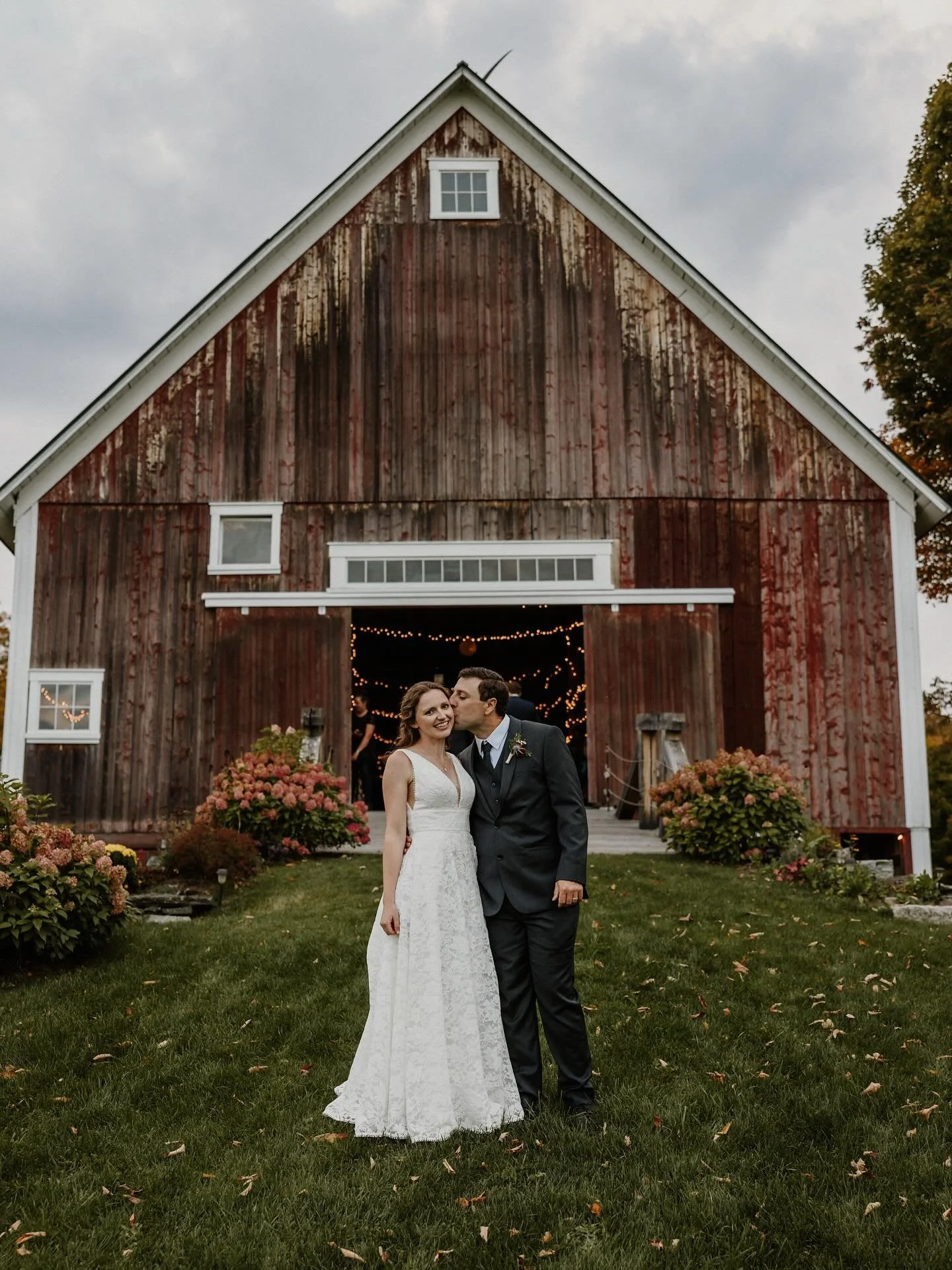 Stunning fall wedding last weekend to celebrate A+L. Thanks for having us as part of your celebration! Gorgeously captured by @hannahnatalyaphotography 📸 Love these sneak peak photos 🤍

Catering @therovingfeast
Bar @thetackroombarvt 
Flowers @abbey
