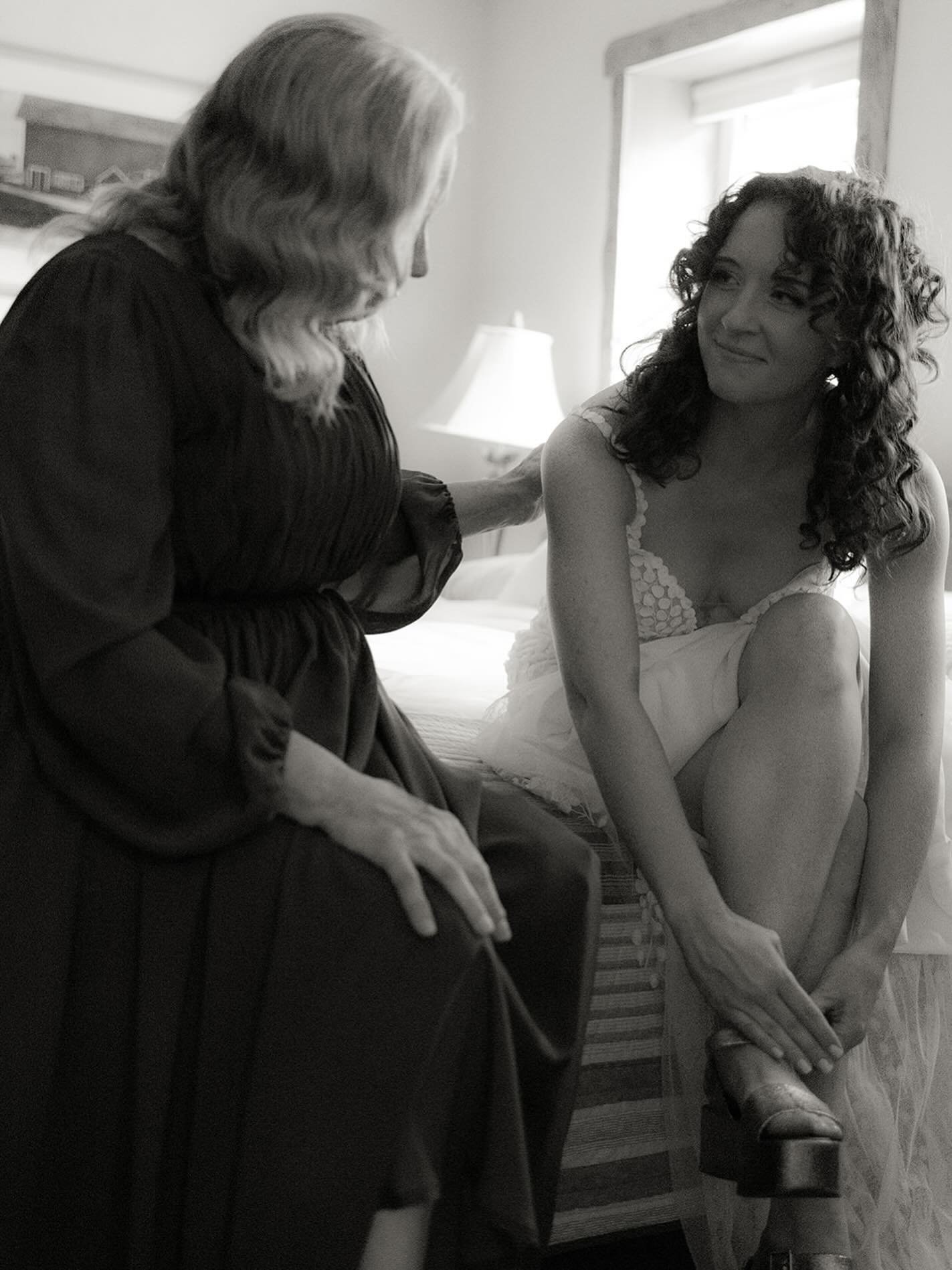 Shout out to the talented @maggiemxwell who is brining laughter and joy to the stage at @highergroundmusic this Monday (Oct 6) evening! Check it out! Thanks for bringing much needed smiles to this world 🥰

📸 @jacquelynpotter 
HMU @emilyshortlemakeu