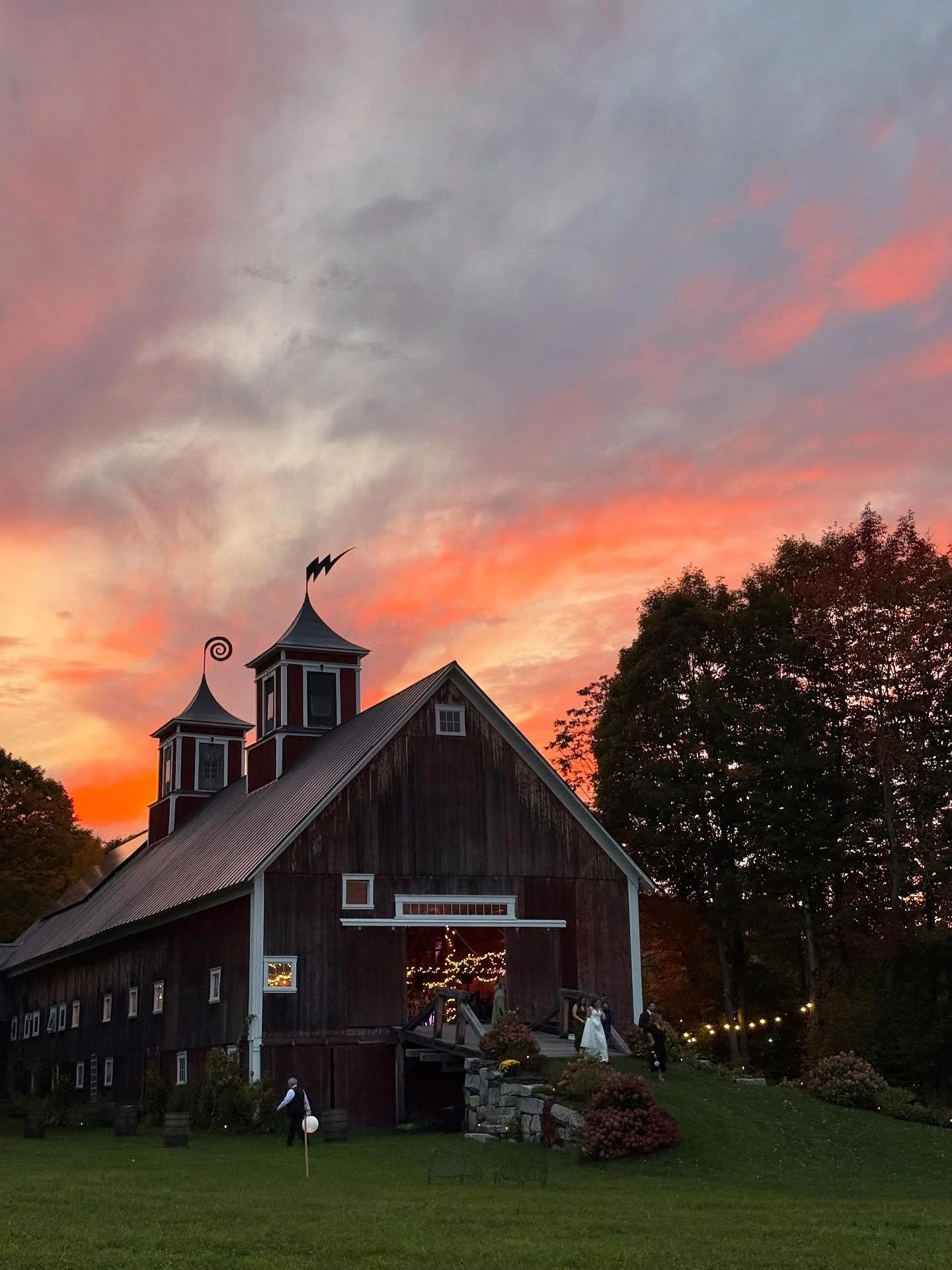 Fall skies! So enjoying all the fall colors right now from the colorful leaves 🍁 🍂 to these evening electric skies that make our weathervanes really pop! 🌀⚡️

#fallinvermont #fallinlove #vermontfall #vermontfallwedding #fallfoliage #newenglandfall