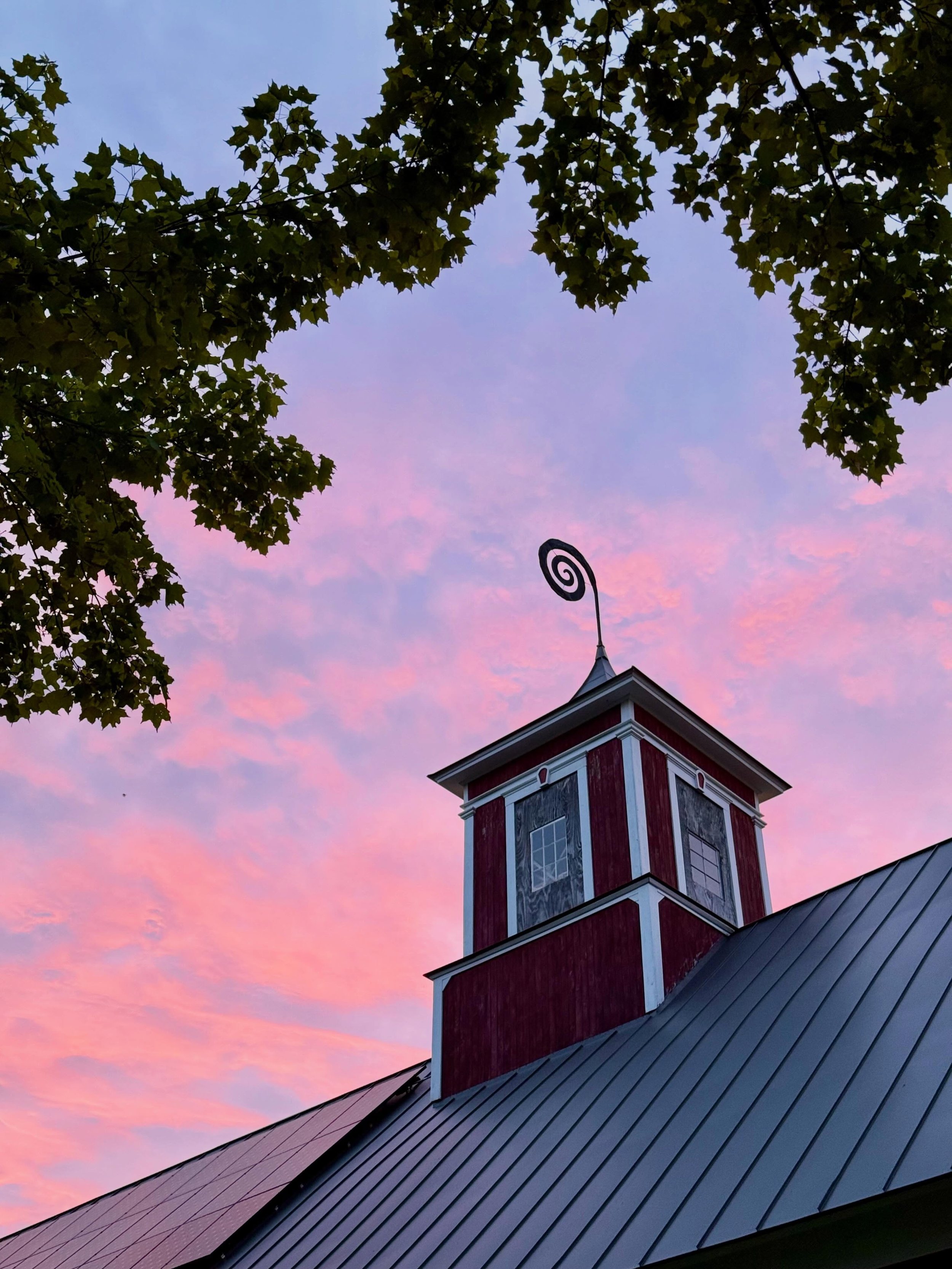 It&rsquo;s been a busy spring but last nights sky made us pause and look up for a moment! Happy June! 

#junesky #historicbarn