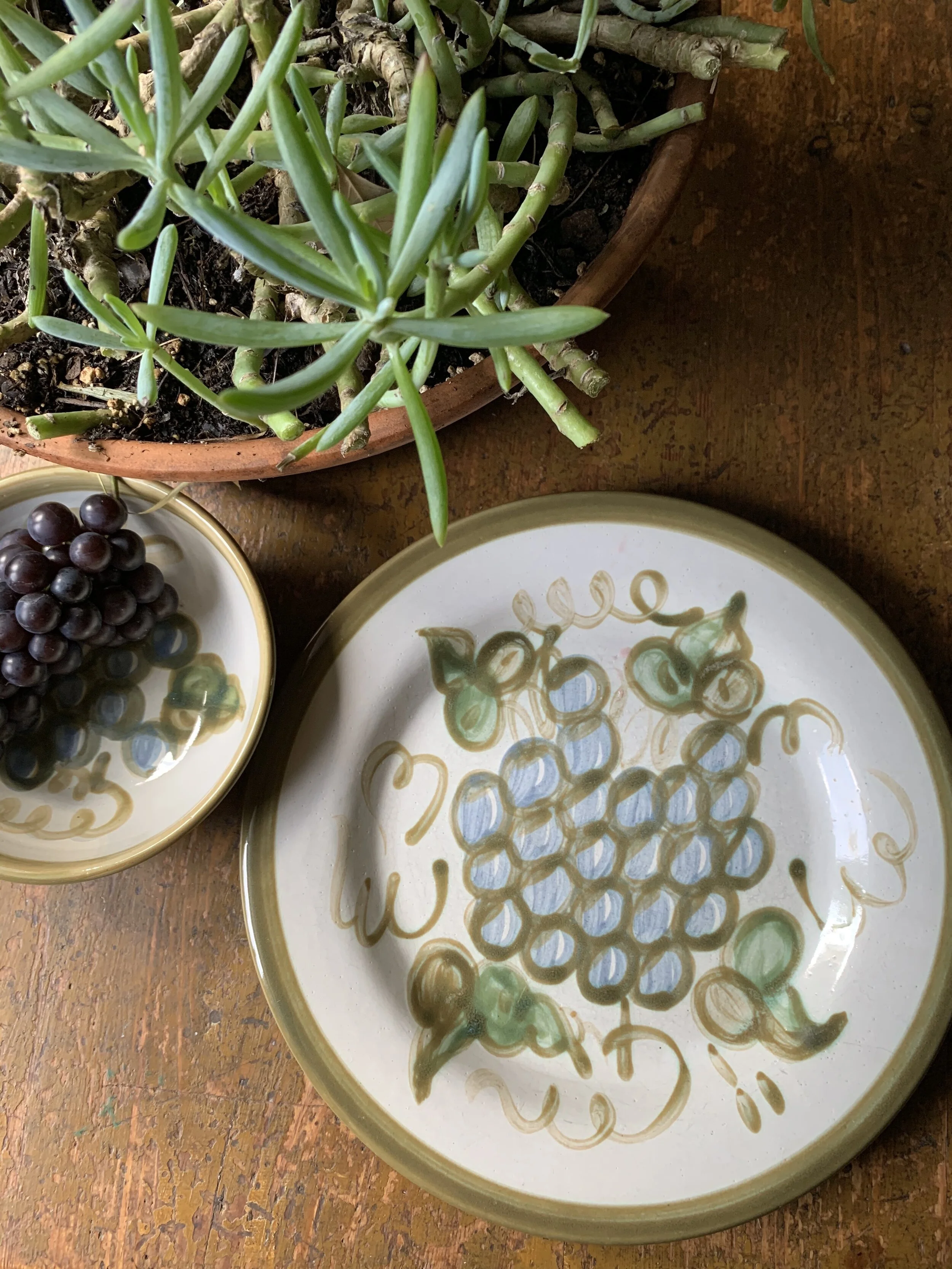  John B Taylor Ceramics was Hand Painted Ceramic Stoneware made in Louisville, Kentucky (1938-1970). Later became Louisville Stoneware. This is a 48 piece dinner set in the "Vintage" Pattern. The pattern is blue grapes with a green band and green lea