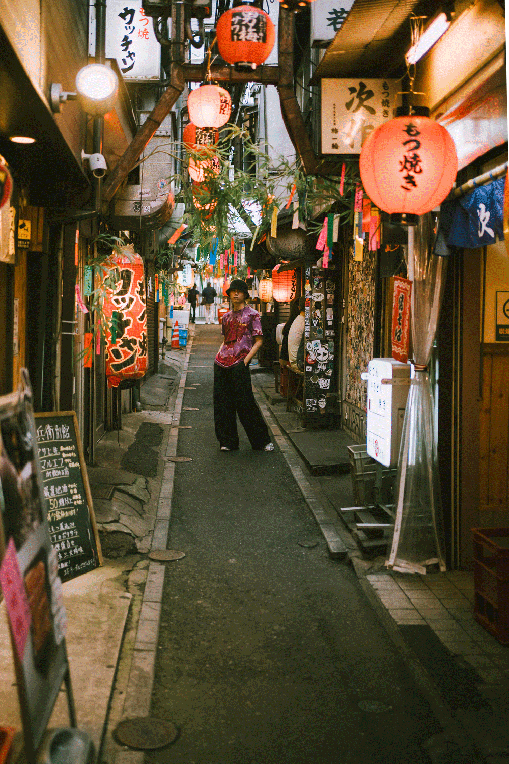 RYOTARO-OMOIDE-YOKOCHO-STRAIGHT.gif