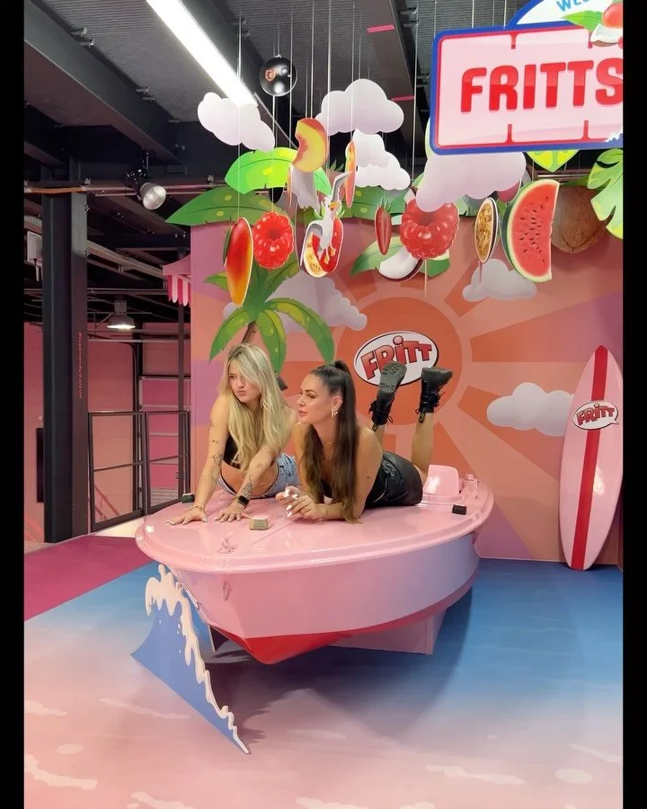 📸 Alle 35 aktuellen Sets im &Uuml;berblick 📸

(Teil 1 / Set 1-7) ✨

01 Fritt Boot ⚓️
02 Diner 🍔
03 Gef&auml;ngnis ⛓️
04 Spiegelraum Stripes🪞
05 Pink Cadillac 🏁🩷
06 I Am Enough 💪
07 Hello Kitty Fridge (rechte Seite) 🆒

#supercandymuseum #fritt