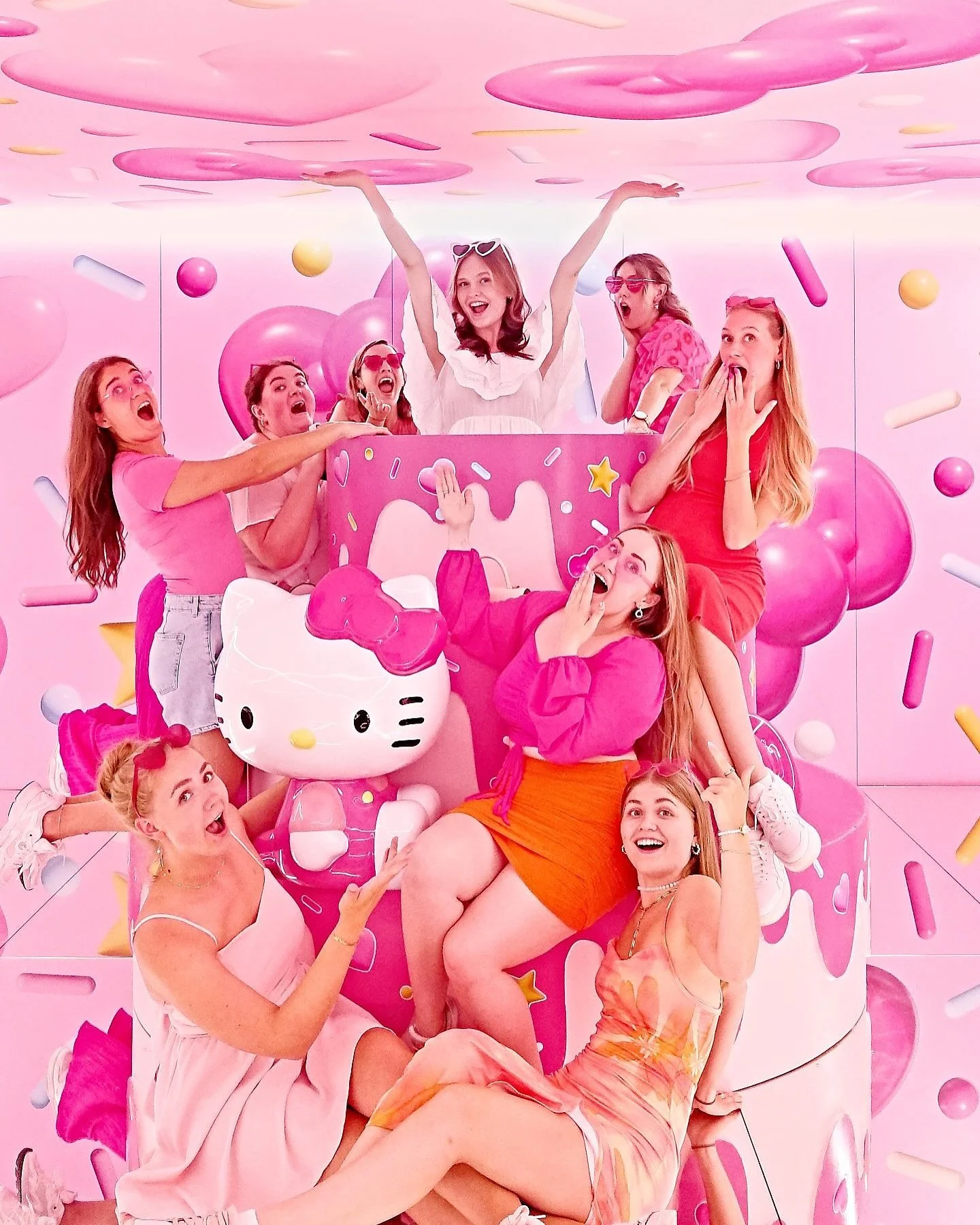 Cuteness &amp; Kindness &amp; Friendship &amp; Love 💕

Ab sofort kannst Du im Supercandy Pop-Up Museum mit uns das Hello Kitty 50th Anniversary Special 🎂 feiern und supercute Fotos 📸 in den neuen und exklusiven Hello Kitty Sets machen. 

Nur bis 2