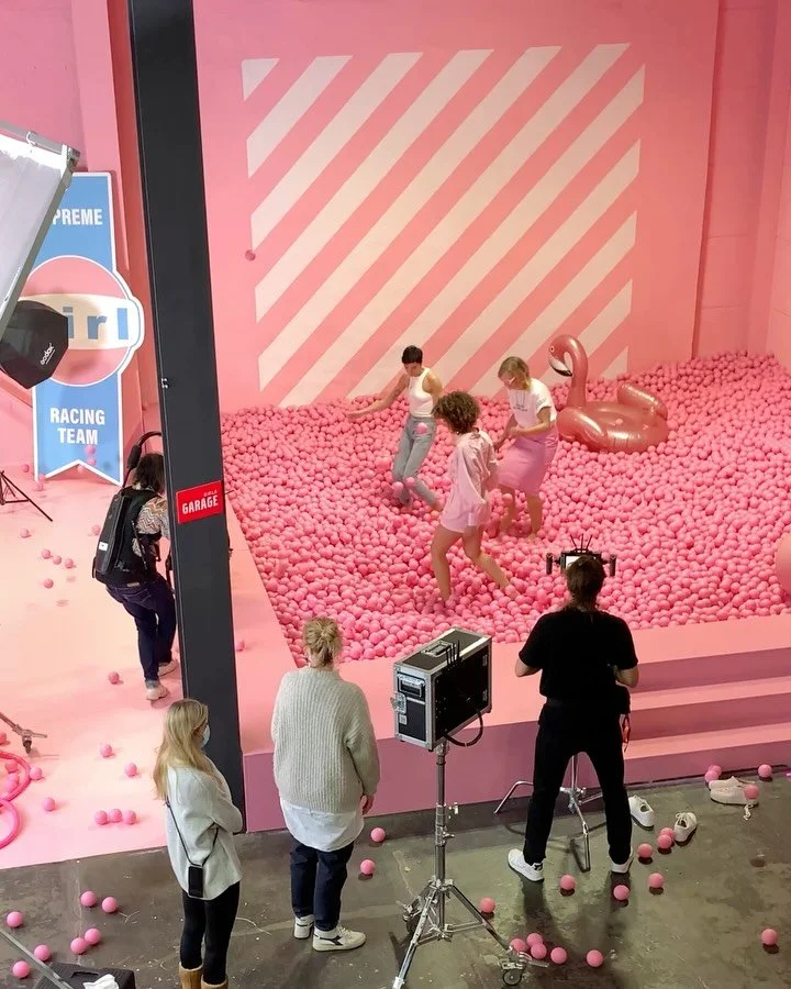 📸 Alle 35 aktuellen Sets im &Uuml;berblick 📸

(Teil 2 / Set 8-14) ✨

08 Rosa B&auml;llebad 💕
09 Leuchtst&auml;be 🪄
10 Kirschbl&uuml;ten 🌸 
11 Shoji-T&uuml;ren 🇯🇵
12 Bling Bling Club 🪩
13 Hello Kitty Supermarkt 🛒
14 Hello Kitty Fridge (linke 